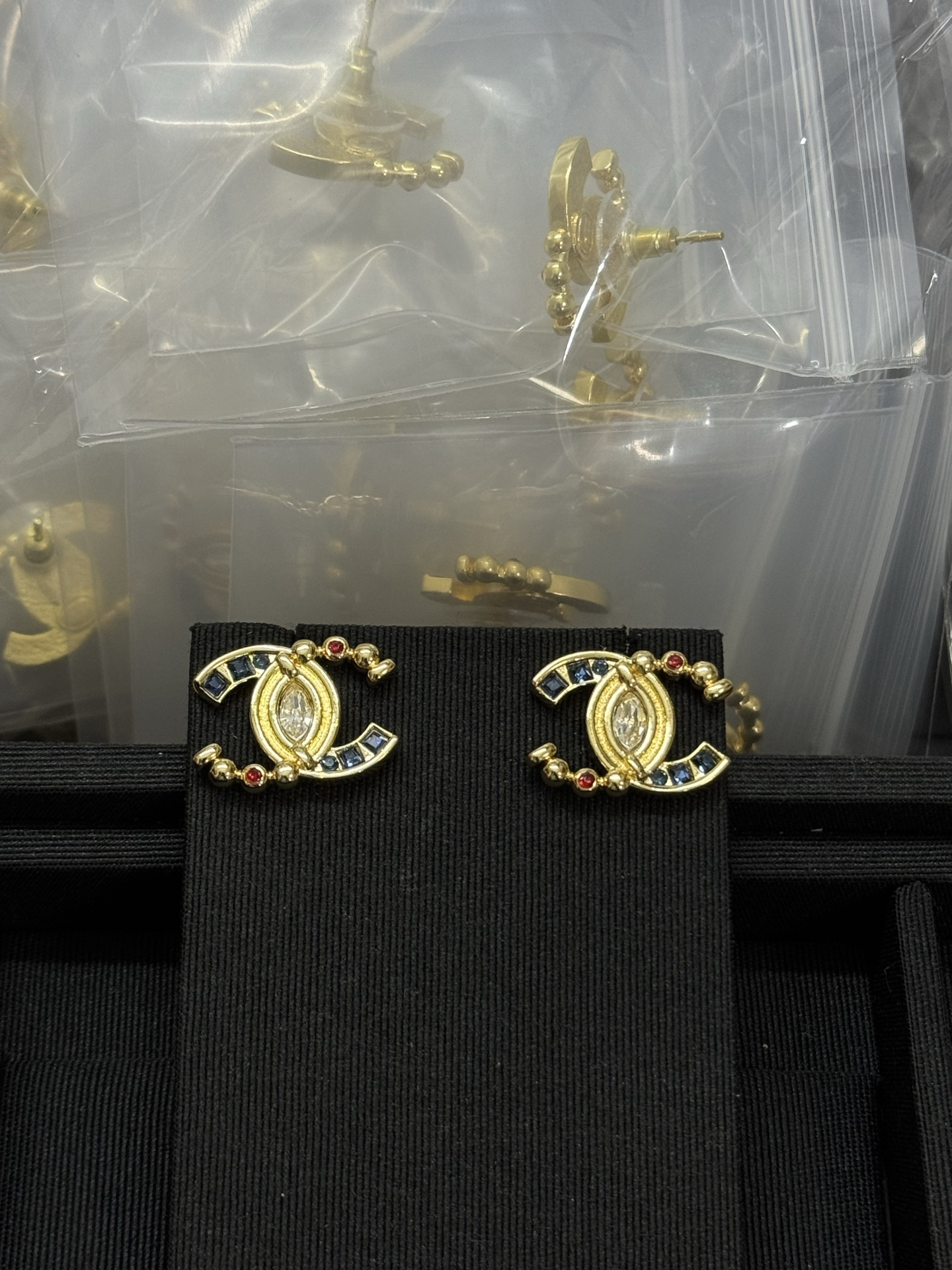 NO:896004,Xiaoxiang's new oval diamond relief square diamond double C earrings gold silver, Chanel earrings, chanel19860909小香新款椭圆钻浮雕方钻双C耳钉 金色 银色,香奈儿耳钉,chanel,Jewelry