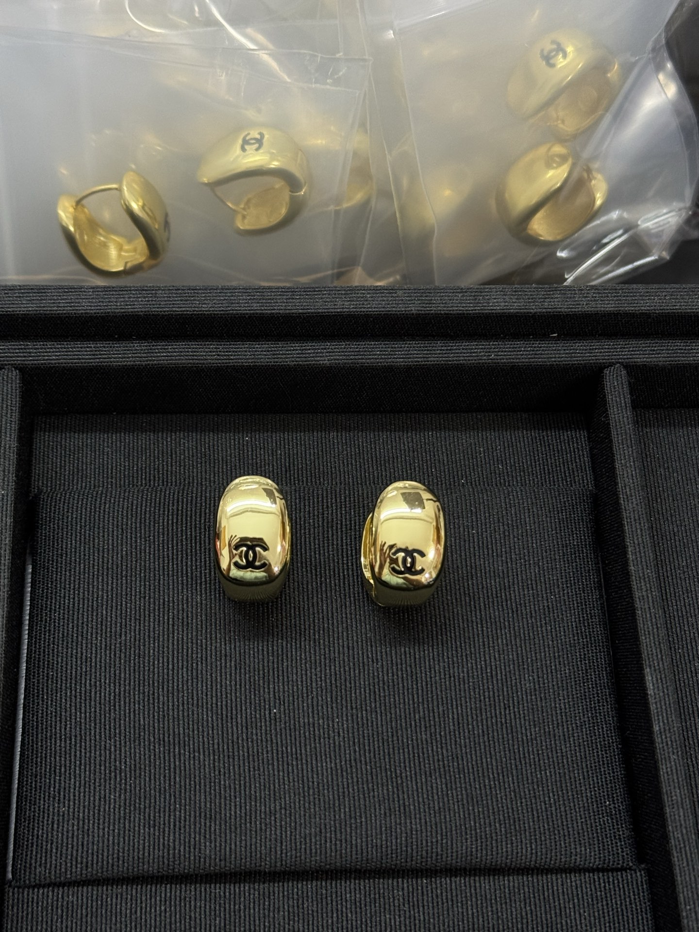 NO:896006,Xiaoxiang's new oval glossy goose egg clip earrings gold silver, Chanel earrings, chanel, earrings19860909小香新款椭圆形光面鹅蛋耳夹耳环 金色 银色,香奈儿耳钉,chanel,earrings,Jewelry