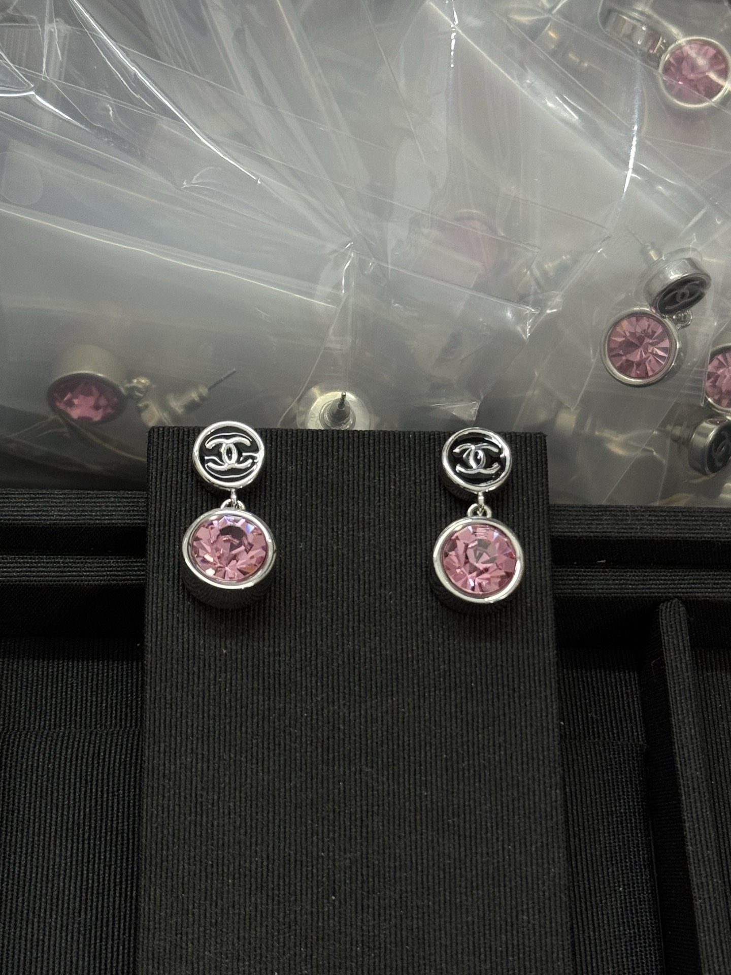 NO:896009,Xiaoxiang's new round glossy double c pink diamond pendant earrings, Chanel earrings, chanel, earrings19860909小香新款圆形光面双c粉钻吊坠耳环,香奈儿耳钉,chanel,earrings,Jewelry