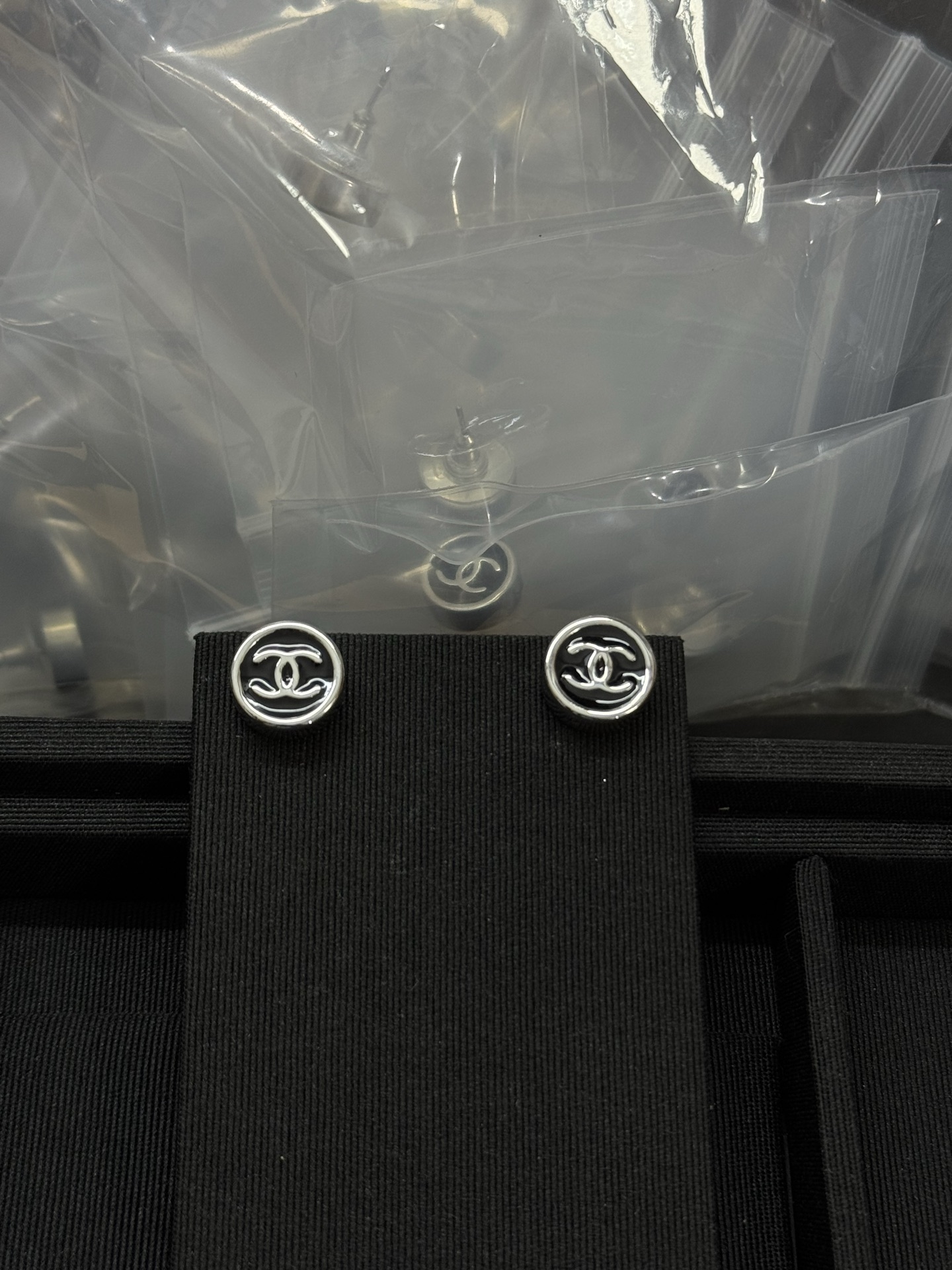 NO:896008,Xiaoxiang's new round black oil dripping silver glossy double c earrings, Chanel earrings, chanel19860909小香新款圆形黑色滴油银色光面双c耳钉,香奈儿耳钉,chanel,Jewelry