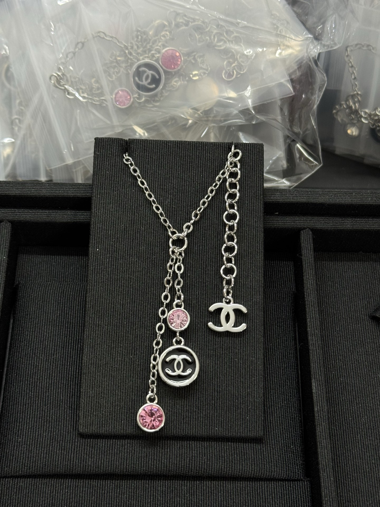 NO:895991,Xiaoxiang's new black round diamond button tassel necklace, pink diamond, green diamond, two colors, Chanel necklace, chanel,necklace19860909小香新款黑色圆形圆钻纽扣流苏项链 粉钻 绿钻 两色,香奈儿项链,chanel,necklace,Jewelry