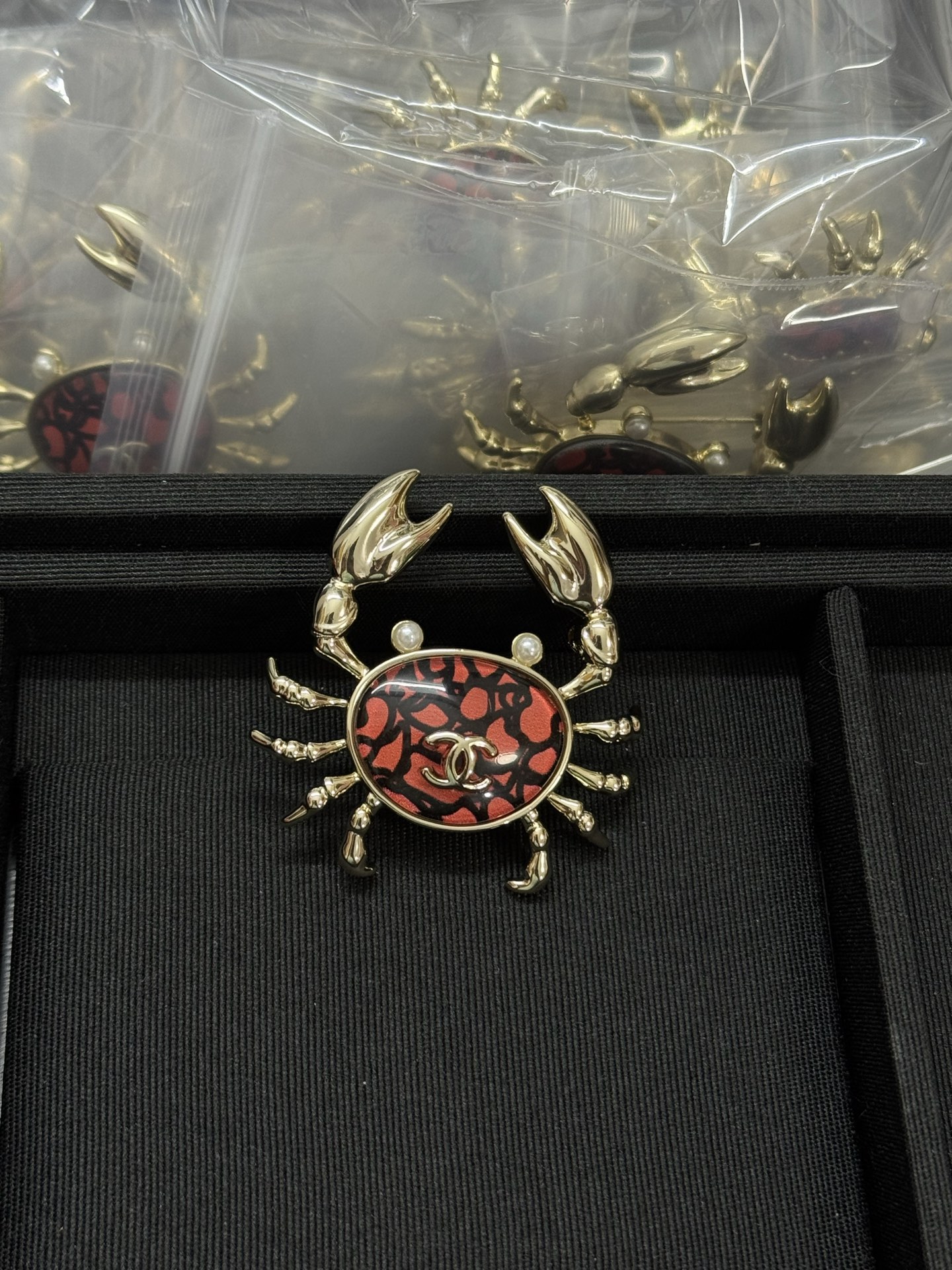 NO:895984,Xiaoxiang's new red and black resin crab brooch, Chanel brooch, chanel, brooch, breastpin19860909小香新款红黑色树脂螃蟹胸针,香奈儿胸针,chanel,brooch，breastpin,Jewelry