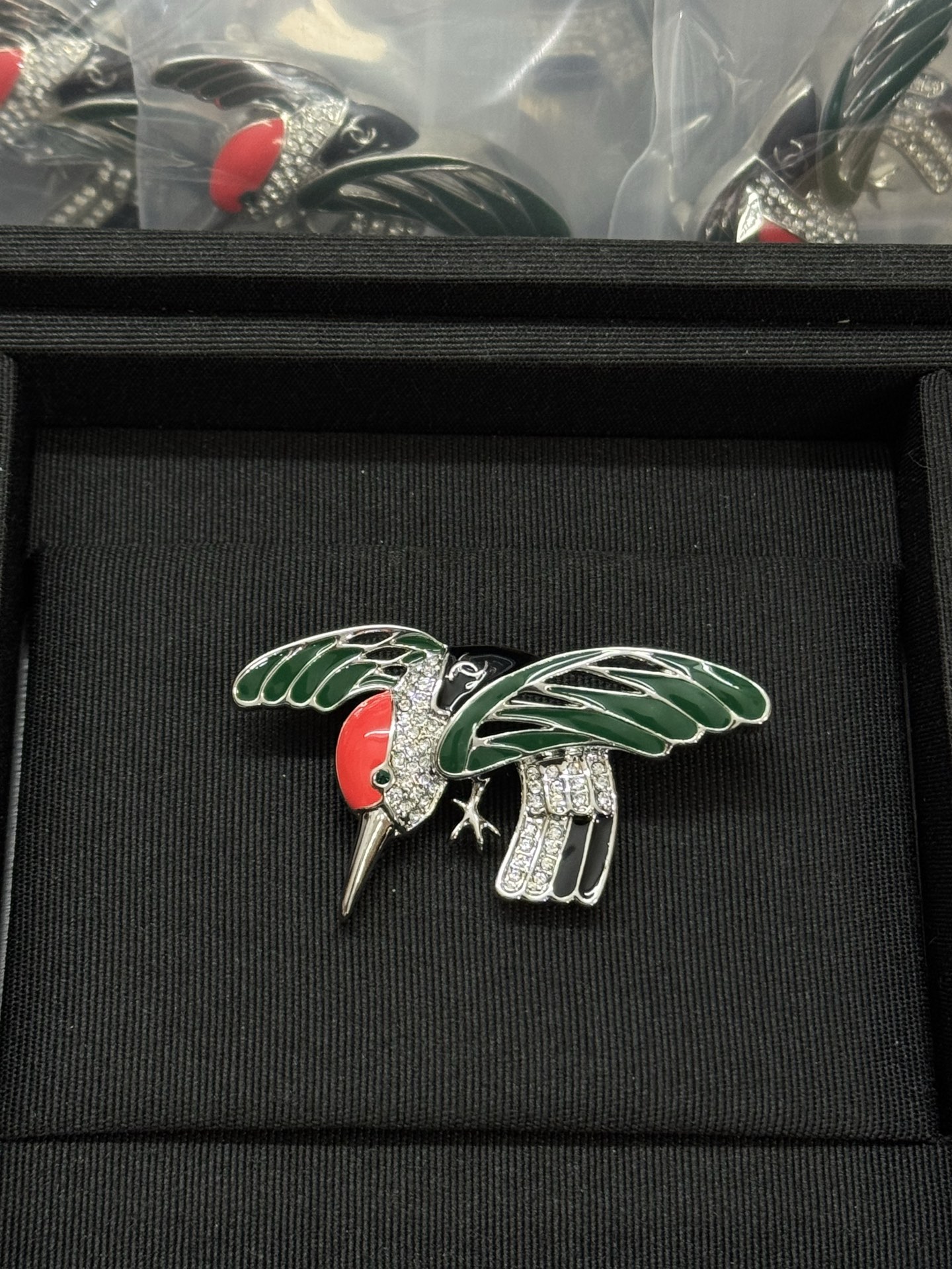 NO:895989,Xiaoxiang's new green bird-shaped enamel rhinestone brooch, Chanel brooch, chanel, brooch, breastpin19860909小香新款绿色飞鸟造型珐琅水钻胸针,香奈儿胸针,chanel,brooch，breastpin,Jewelry