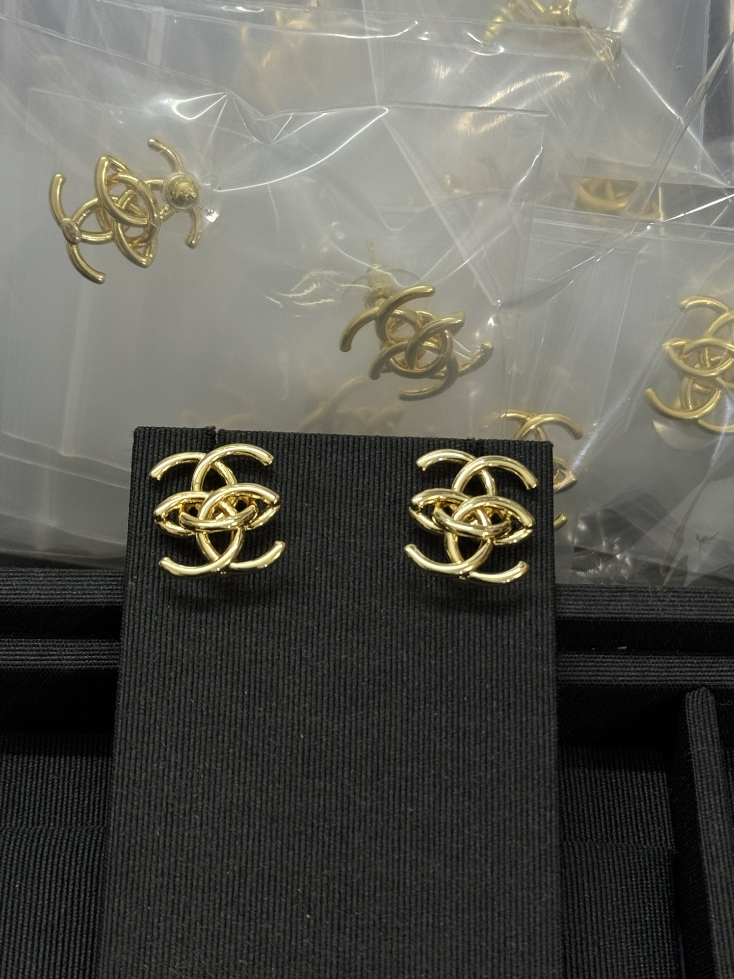 NO:896010,Xiaoxiang's new glossy double C superimposed gold earrings, Chanel earrings, chanel19860909小香新款光面双c叠加金色耳钉,香奈儿耳钉,chanel,Jewelry