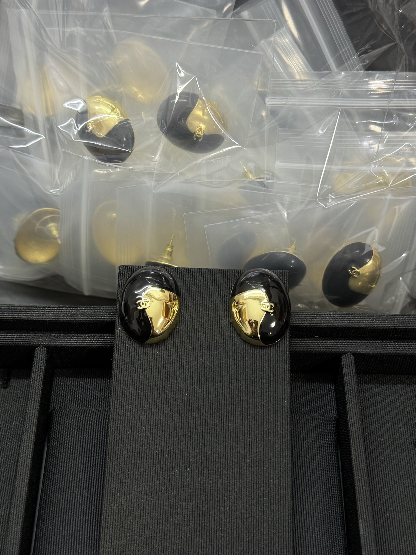 NO:896011,Xiaoxiang's new head enamel black gold earrings, Chanel earrings, chanel19860909小香新款人头珐琅黑金色耳钉,香奈儿耳钉,chanel,Jewelry