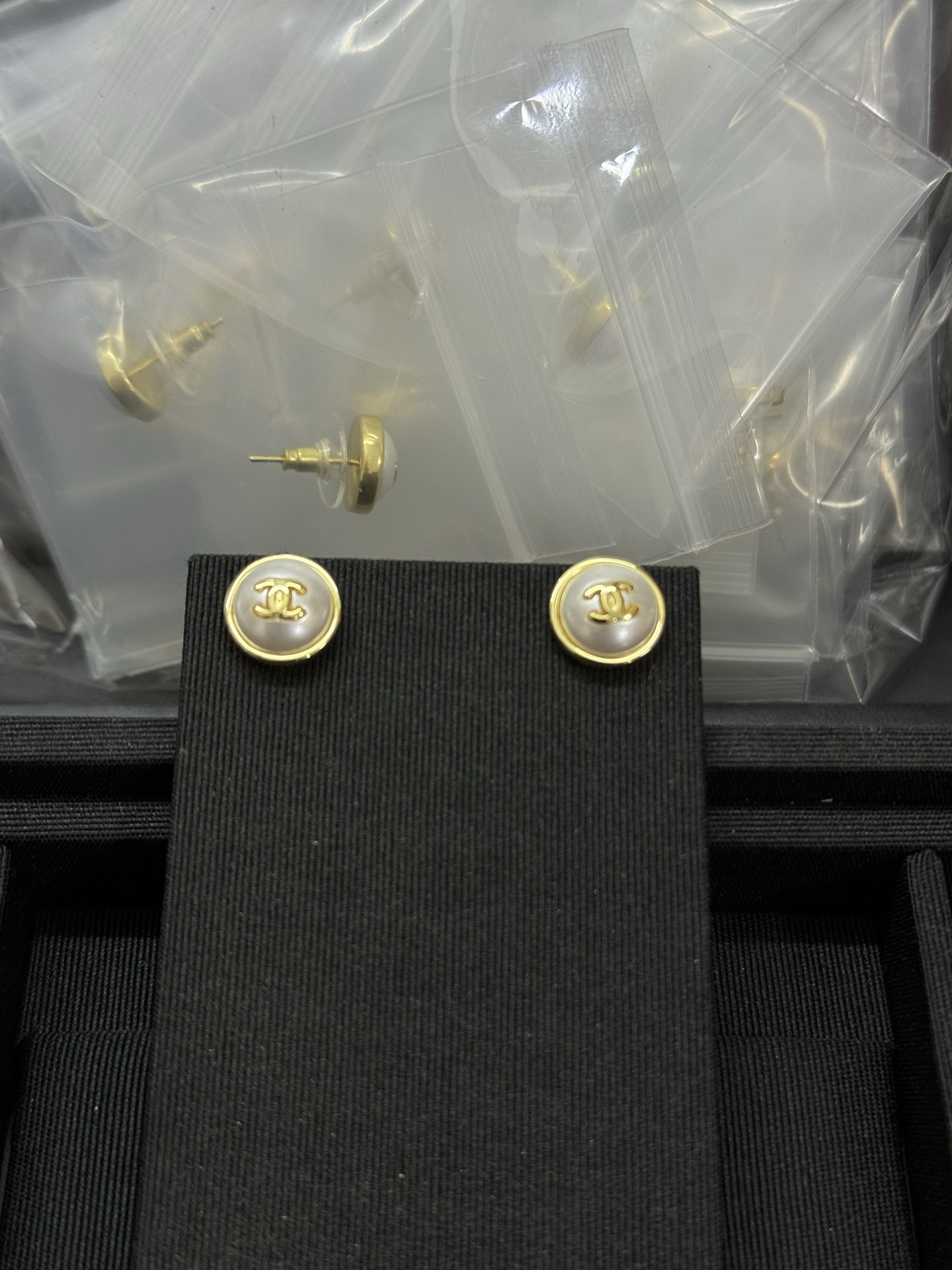 NO:896000,Xiaoxiang's new round white resin button small earrings, Chanel earrings, chanel19860909小香新款圆形白色树脂纽扣小号耳钉,香奈儿耳钉,chanel,Jewelry