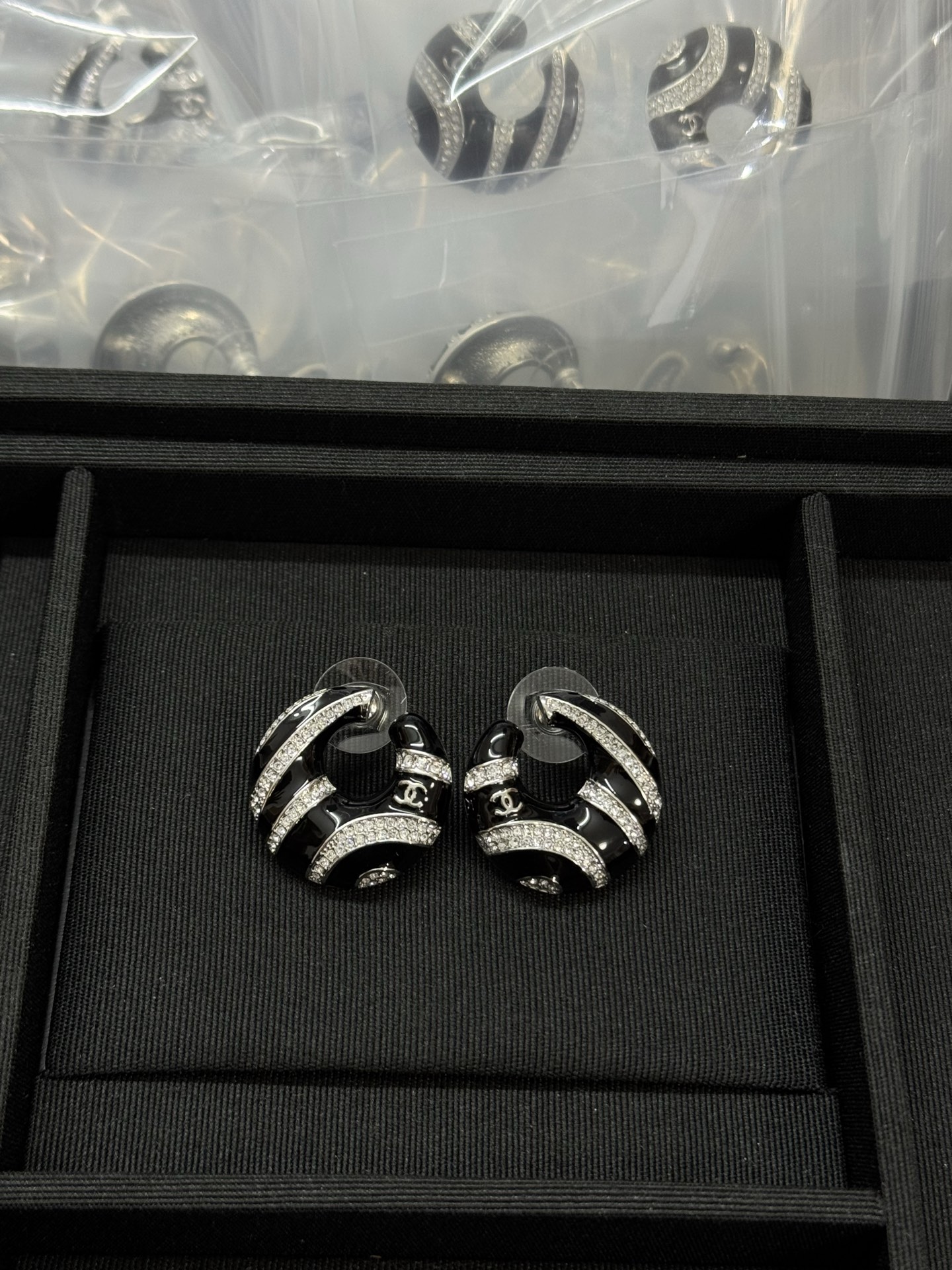 NO:896003,Xiaoxiang's new black and white zebra pattern diamond circle earrings, Chanel earrings, chanel19860909小香新款黑白斑马纹镶钻圆圈耳钉,香奈儿耳钉,chanel,Jewelry