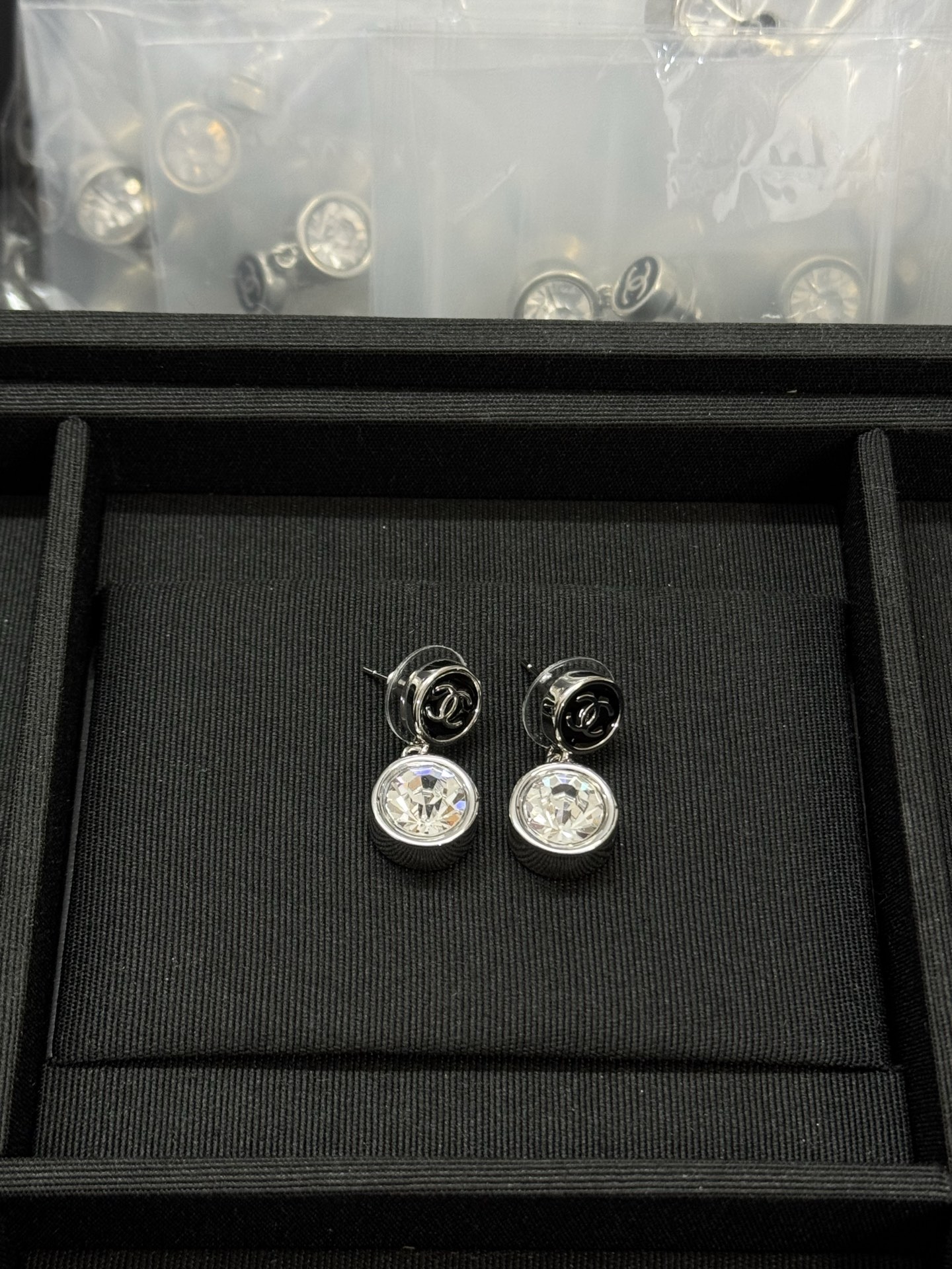 NO:896005,Xiaoxiang's new round glossy double c white diamond pendant earrings, Chanel earrings, chanel, earrings19860909小香新款圆形光面双c白钻吊坠耳环,香奈儿耳钉,chanel,earrings,Jewelry