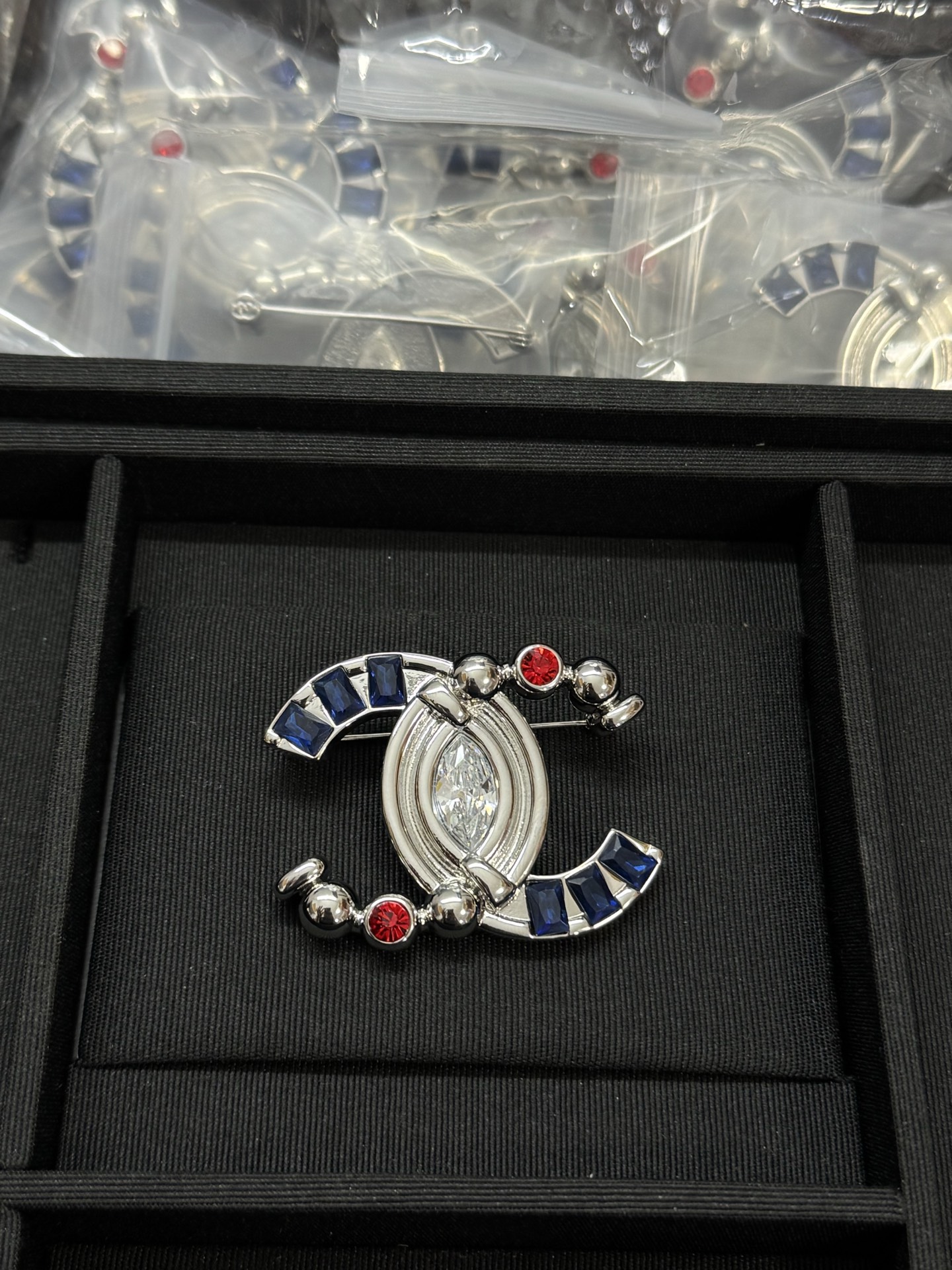 NO:895994,Xiaoxiang's new blue square diamond and colored diamond silver double c brooch, Chanel brooch, chanel, brooch, breastpin19860909小香新款蓝色方钻彩钻银色双c胸针,香奈儿胸针,chanel,brooch，breastpin,Jewelry