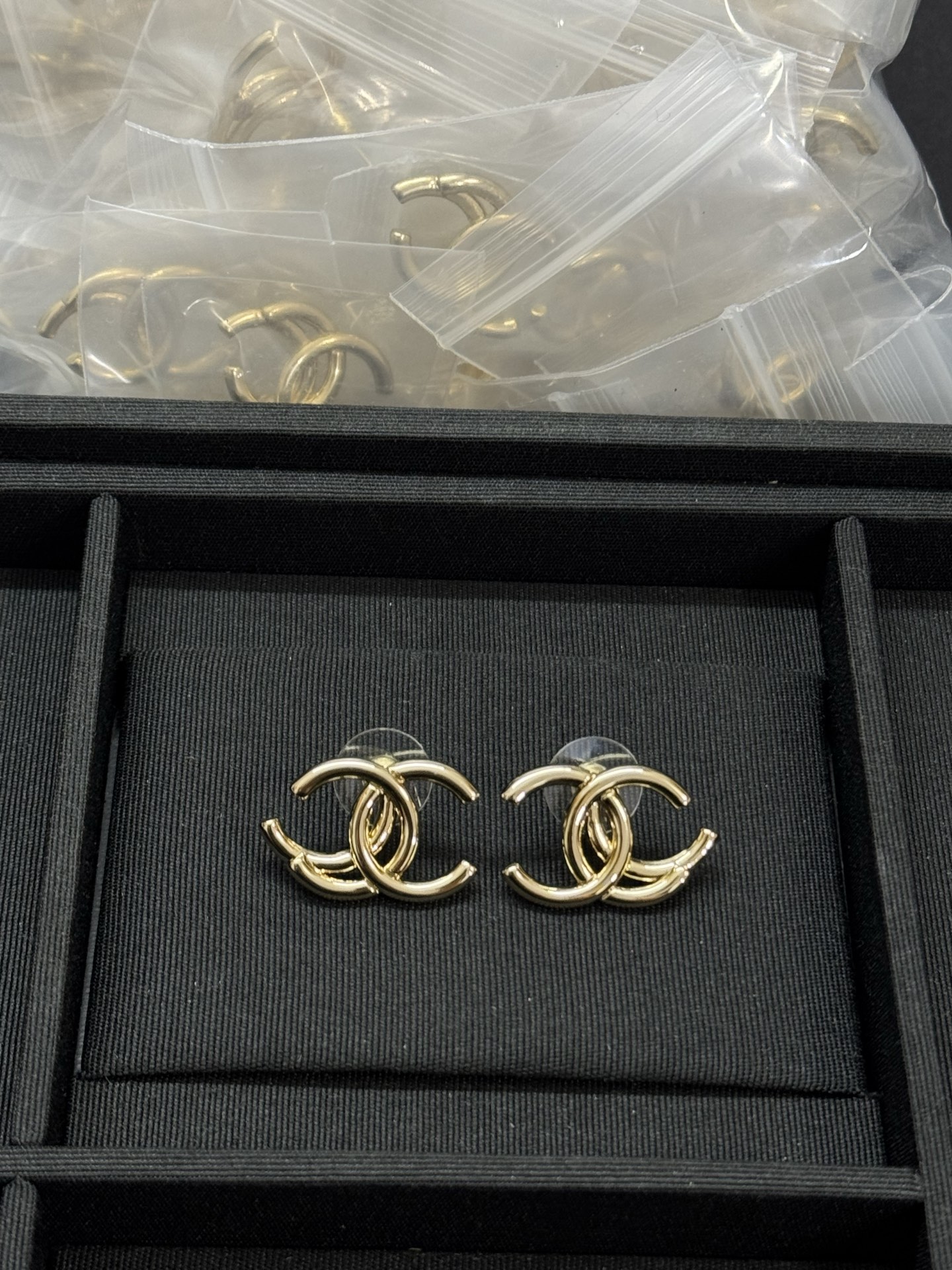 NO:895995,Xiaoxiang's new glossy double c gold earrings, Chanel earrings, chanel19860909小香新款光面双c金色耳钉,香奈儿耳钉,chanel,Jewelry