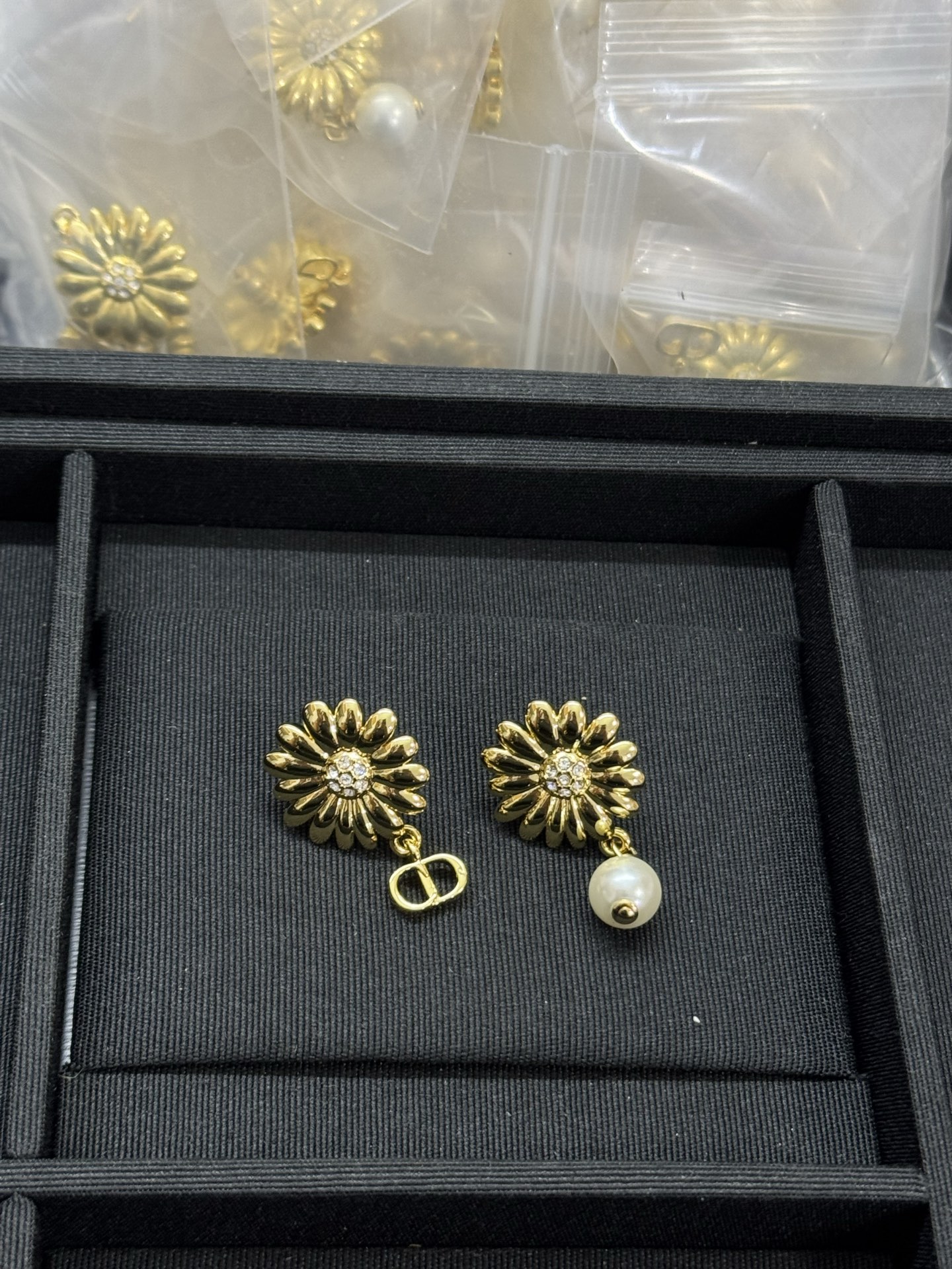NO:895997,Dior new daisy flower asymmetric earrings, Dior earrings, dior, dior19860909迪奥新款雏菊花朵不对称耳钉,Dior耳钉,dior,dior,Jewelry
