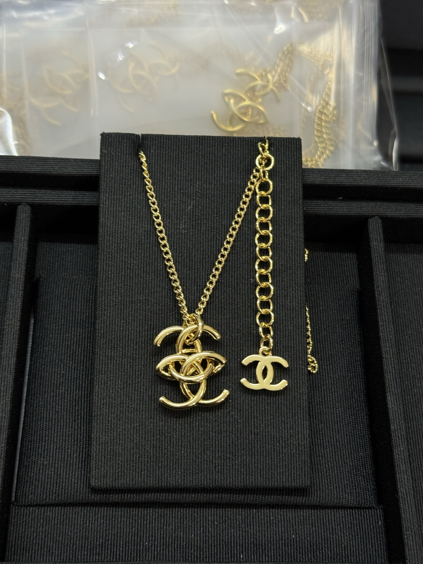 CHANEL ожерелье золотое двойной C наложенный
