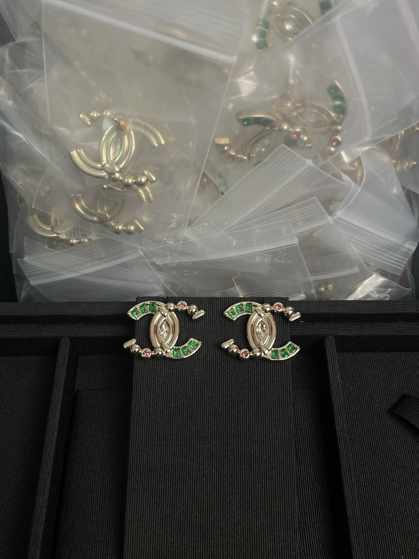 Boucles d'oreilles CHANEL, double C, diamants blancs, diamants verts, argenté