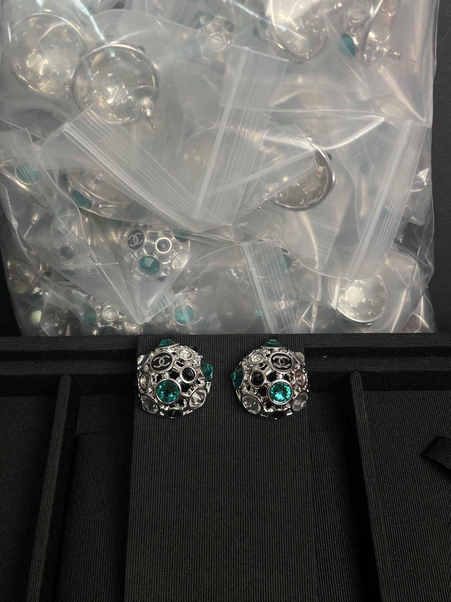 CHANEL boucles d'oreilles clou rond ajouré strass vert strass rose