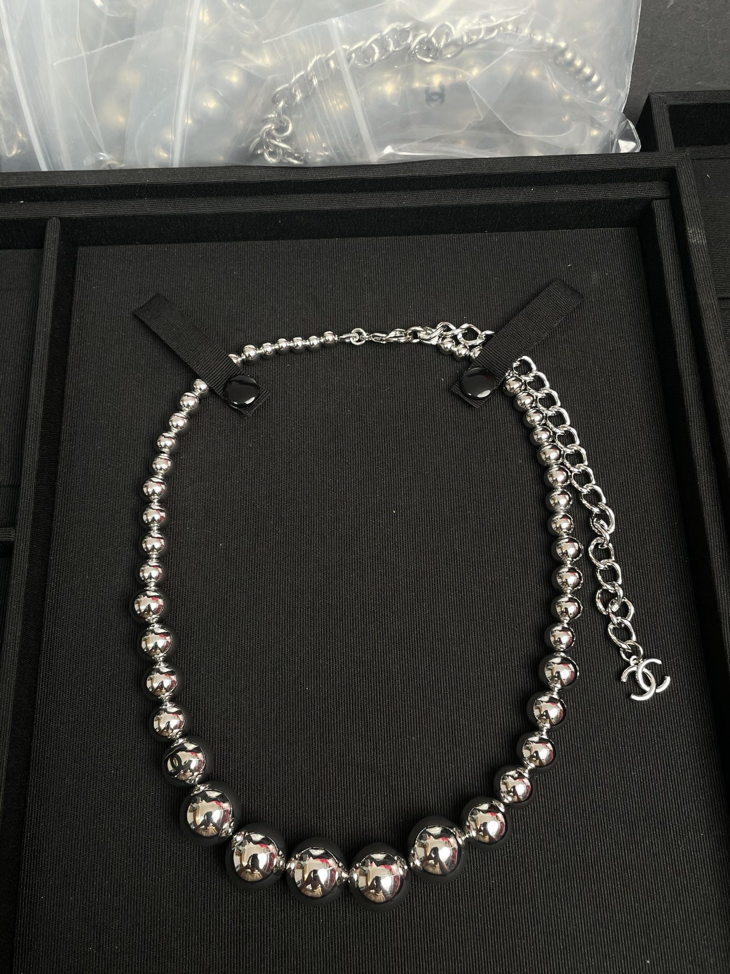 Колье CHANEL с серебристыми металлическими шарами