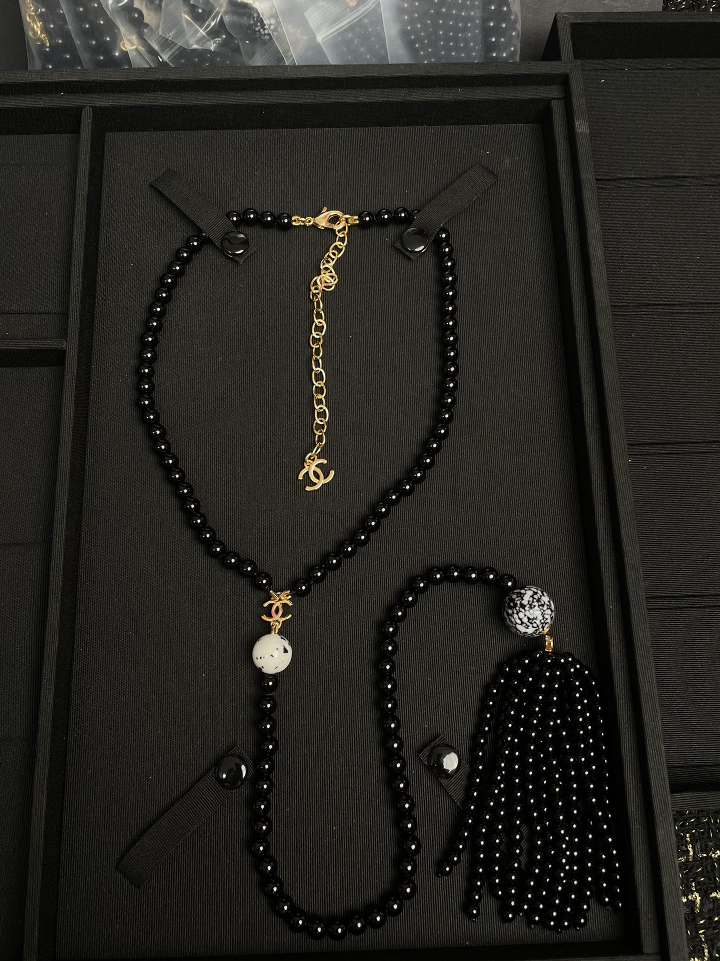 CHANEL черное жемчужное ожерелье с бахромой