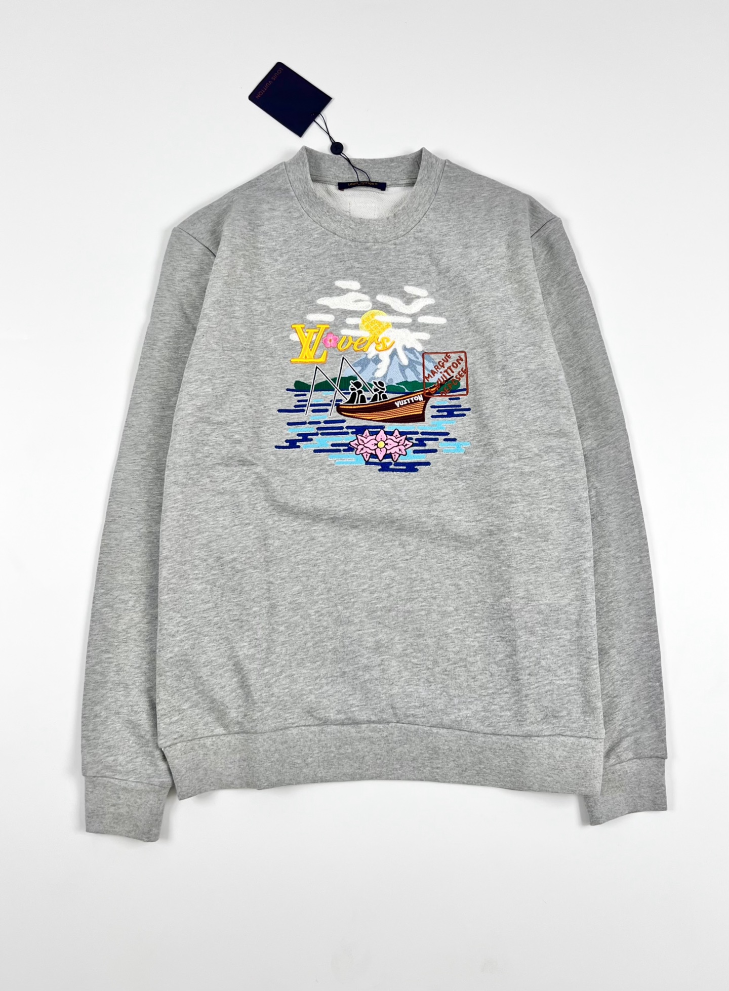 NO:488556,LOUIS VUITTON x Nigo co-branded model FW25 letter embroidered printed round neck pullover long-sleeved sweatshirt for men. This cotton sweatshirt cited the pattern elements of the 2025 autumn and winter show, and used bright embroidery to depict the scene of Pharrell Williams and Nigo fishing leisurely in the pastoral scenery, witnessing the tacit cooperation and deep friendship between the two designers. The Marque L.Vuitton Déposée leather label at the rear perfectly designed with elegant design. Standard style Cotton Front logo embroidery Ribbed collar, cuffs and hem Rear logo patch 1AIMM5,,louis vuitton,hoodie,sweatshirts,alexander wang19860909LOUIS VUITTON x Nigo 联名款 FW25 字母刺绣印花圆领套头长袖卫衣 男款 本款棉质运动衫援引 2025 秋冬秀场的图纹元素,以明丽刺绣描绘 Pharrell Williams 与 Nigo 于田园风光中悠然垂钓的画面,见证两位设计师的默契合作与深厚友谊.后部的 Marque L.Vuitton Déposée 皮革标签完善闲雅设计. 标准版型 棉 正面标识刺绣 罗纹衣领、袖口及下摆 后部标识贴饰 1AIMM5,,louis vuitton,hoodie,sweatshirts,alexander wang,Men's clothing