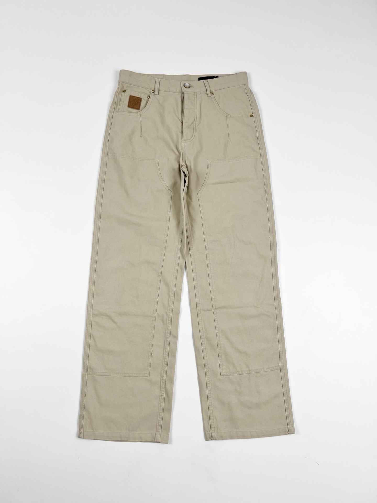 NO:488570,LOUIS VUITTON x Nigo co-branded FW25 straight zipper side pocket work pants Men's style This work pants are made of cotton canvas soaked tones, upgrading daily style with casual style. Front splicing structure and rear Damier labels rich in details, nubby leather Marque L.Vuitton Déposée applique labeled ticket bag, elegant bright thread and pearlescent rivets add to the exquisiteness. Casual style Cotton Front splicing structure Zipper front closure with pearlescent buttons Classic five-bag jeans cut with pearlescent rivets 1AIMED,,louis vuitton,jeans,alexander wang19860909LOUIS VUITTON x Nigo 联名款 FW25 直筒拉链侧口袋工装裤 男款 本款工装裤为棉质帆布浸染柔和色调,以休闲版型升级日常造型.正面拼接结构和后部 Damier 标签丰富 细节,正绒面革 Marque L.Vuitton Déposée 贴饰标注票袋,雅致明线和珠光铆钉再添考究一笔. 休闲版型 棉 正面拼接结构 拉链前襟,配有珠光纽扣 经典五袋牛仔裤剪裁,配有珠光铆钉 1AIMED,,louis vuitton,jeans,alexander wang,Men's clothing