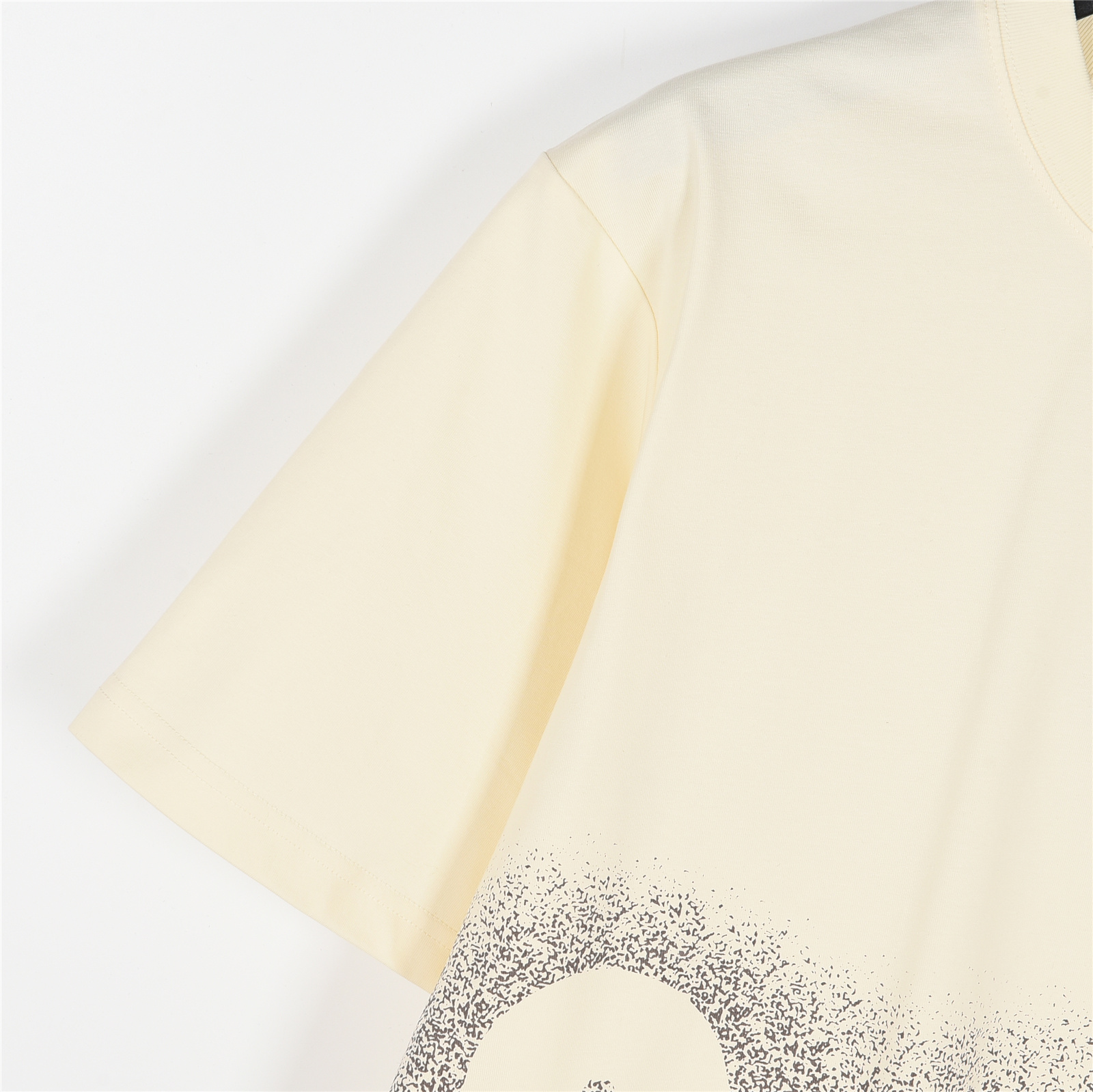 Gucci/古驰 25ss 喷绘大logo短袖T恤 黑色 杏色-Top High Quatity Cheap Sneakers Fashion Clothing Clothes Bags handbags Shoes of all Brand wholesale With The best Quality And Beautiful Price from China Factory Chinese suppliers wholesaler seller Gucci/古驰 25ss 喷绘大logo短袖T恤 黑色 杏色