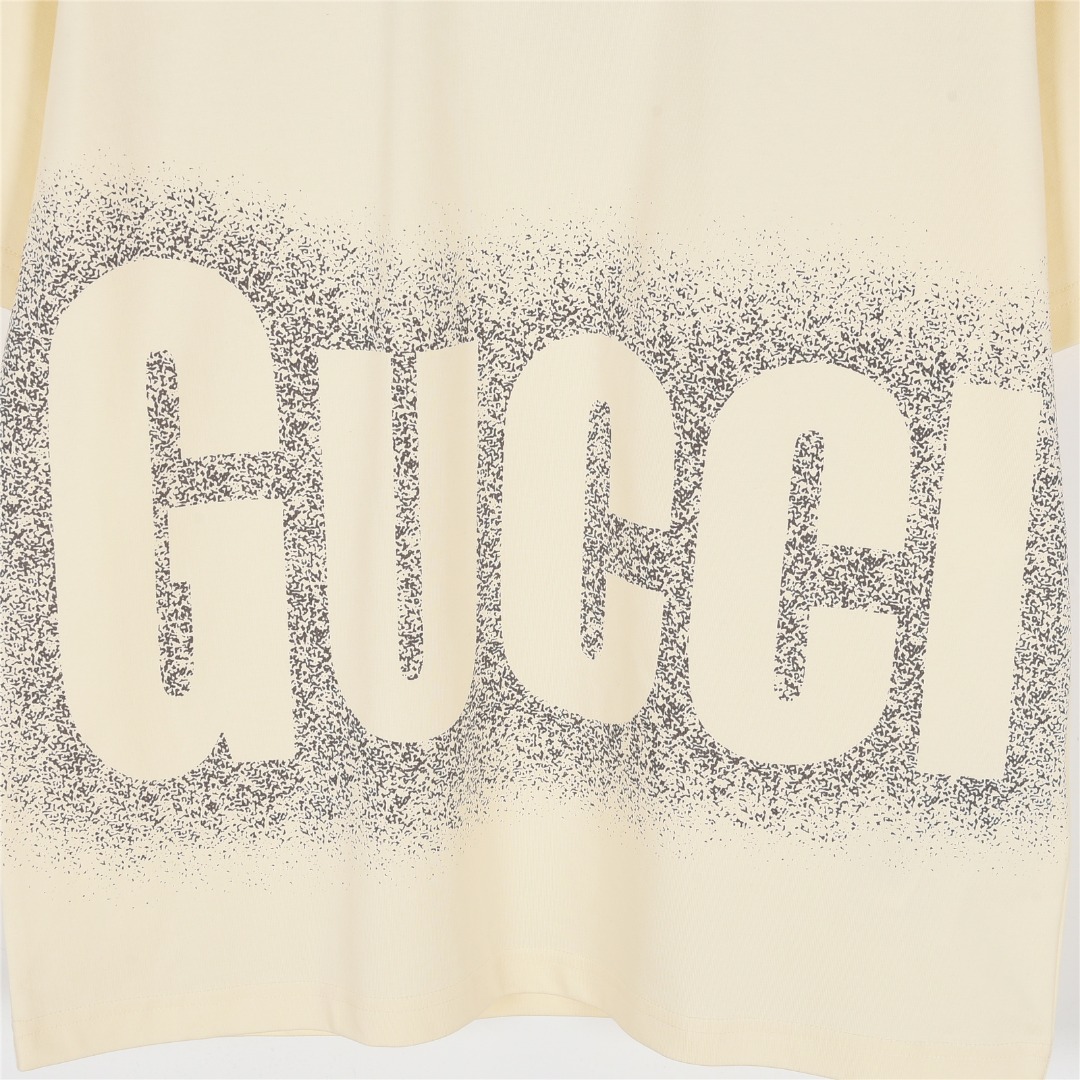 Gucci/古驰 25ss 喷绘大logo短袖T恤 黑色 杏色-Top High Quatity Cheap Sneakers Fashion Clothing Clothes Bags handbags Shoes of all Brand wholesale With The best Quality And Beautiful Price from China Factory Chinese suppliers wholesaler seller Gucci/古驰 25ss 喷绘大logo短袖T恤 黑色 杏色