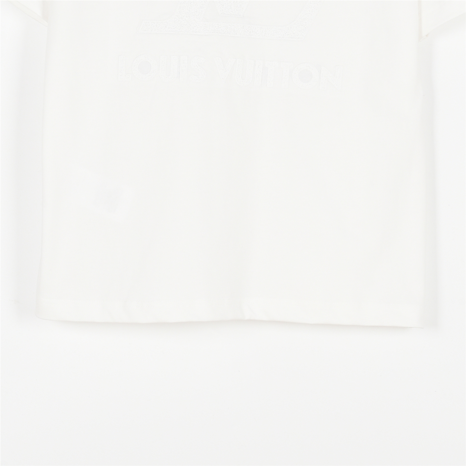 Louis Vuitton/路易威登 25ss 暗纹大logo榻榻米刺绣短袖T恤 黑色 白色-Chinese UA Cheap High Quatity Brand Clothes Bags handbags Sneakers wholesale wholesaler seller from China Factory suppliers Fashion Clothing Shoes best Quality Beautiful Price Louis Vuitton/路易威登 25ss 暗纹大logo榻榻米刺绣短袖T恤 黑色 白色