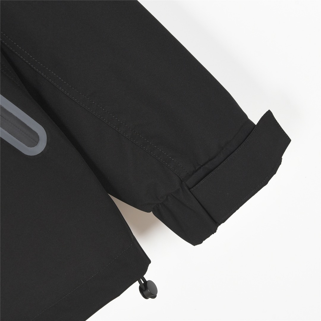 Prada/普拉达 25ss 压胶金属三角拉链连帽夹克外套 黑色