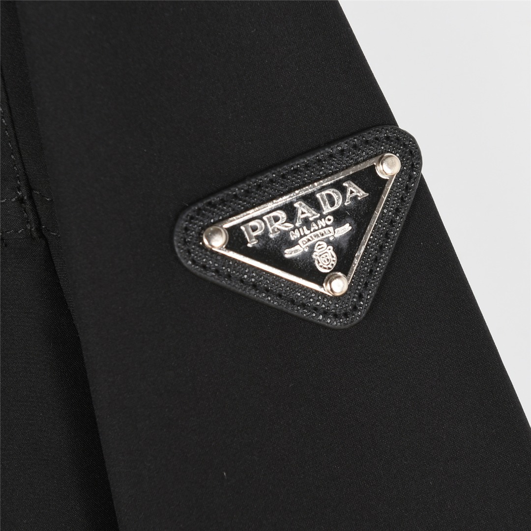 Prada/普拉达 25ss 压胶金属三角拉链连帽夹克外套 黑色