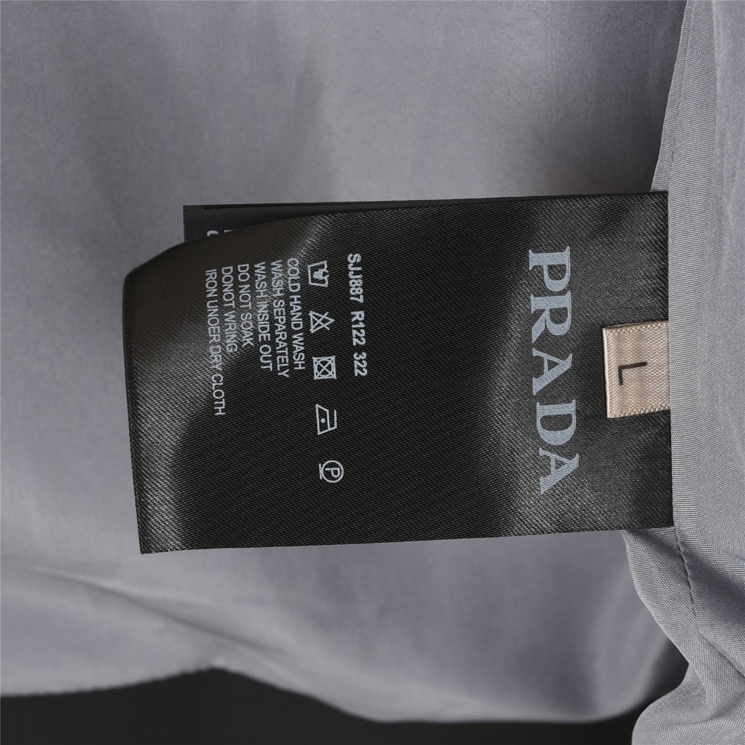 Prada/普拉达 25ss 压胶金属三角拉链连帽夹克外套 黑色