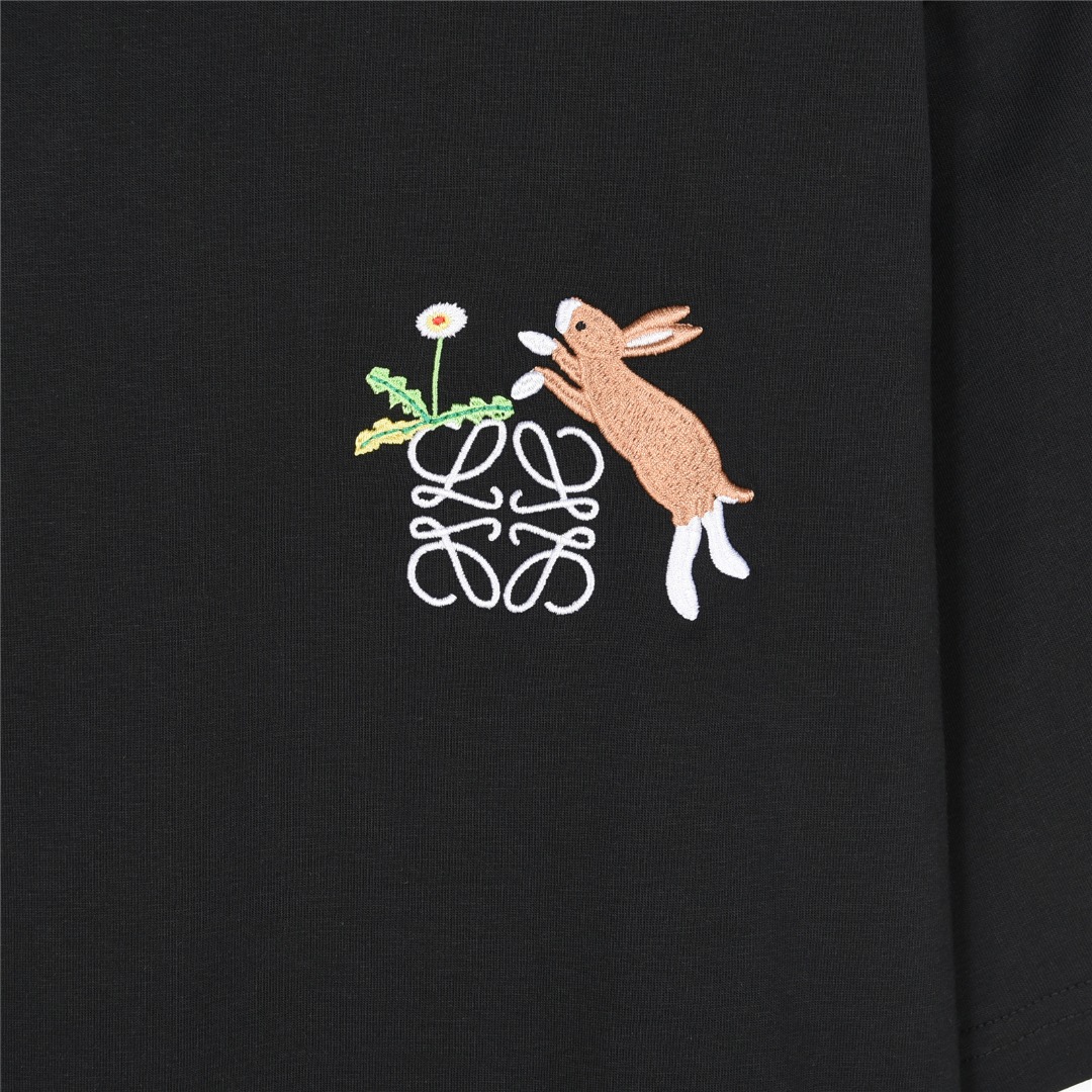 Loewe/罗意威 25ss 联名Suna Fujita 兔子徽标刺绣短袖T恤黑色 花灰色-Chinese UA Cheap High Quatity Brand Clothes Bags handbags Sneakers wholesale wholesaler seller from China Factory suppliers Fashion Clothing Shoes best Quality Beautiful Price Loewe/罗意威 25ss 联名Suna Fujita 兔子徽标刺绣短袖T恤黑色 花灰色