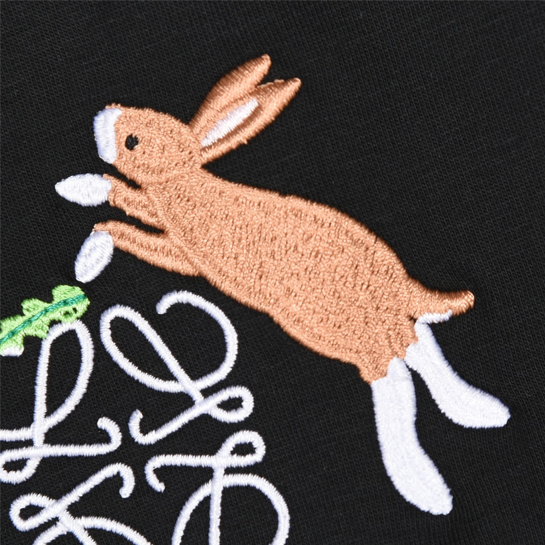 Loewe/罗意威 25ss 联名Suna Fujita 兔子徽标刺绣短袖T恤黑色 花灰色-Chinese UA Cheap High Quatity Brand Clothes Bags handbags Sneakers wholesale wholesaler seller from China Factory suppliers Fashion Clothing Shoes best Quality Beautiful Price Loewe/罗意威 25ss 联名Suna Fujita 兔子徽标刺绣短袖T恤黑色 花灰色