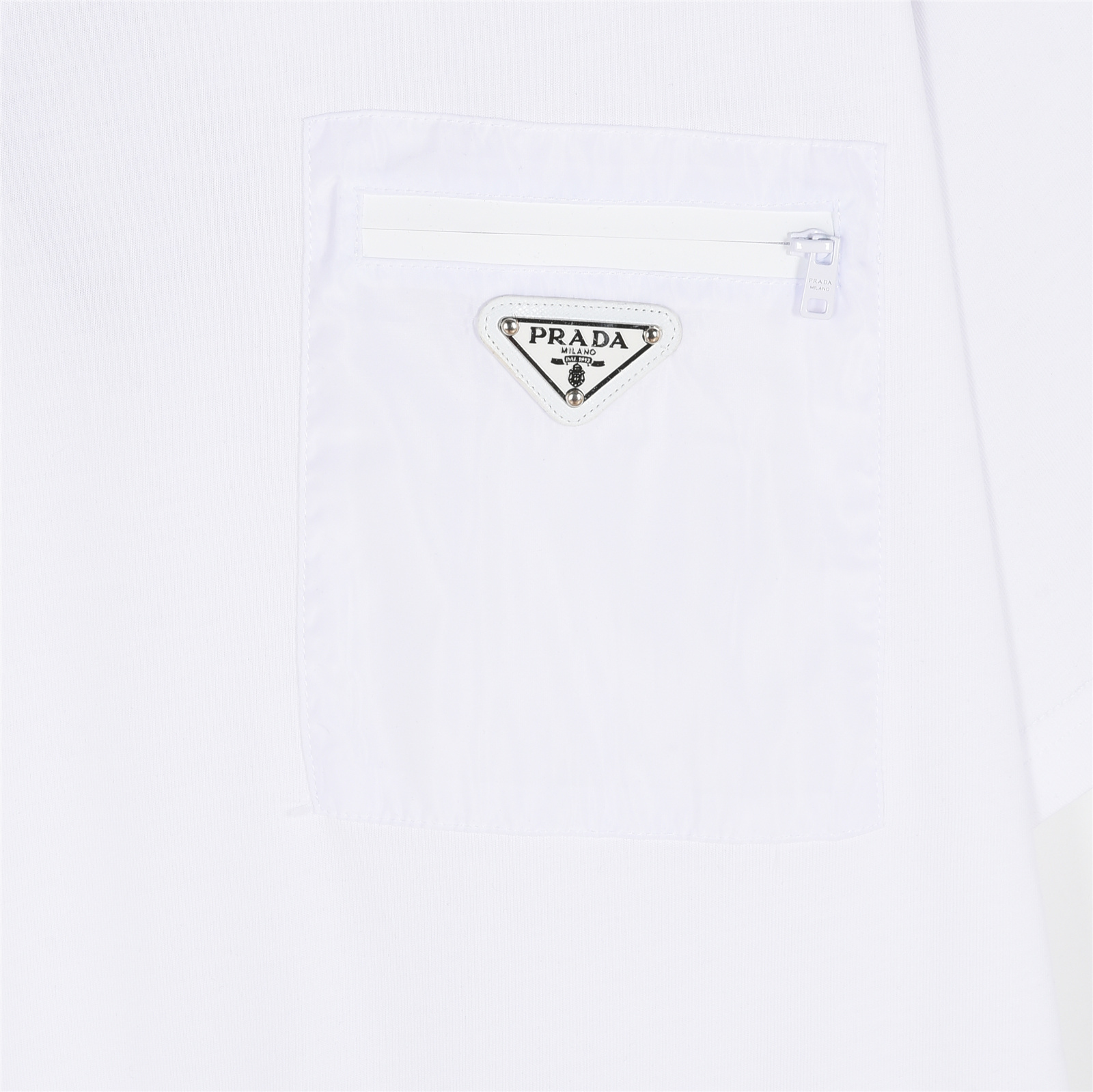 Prada/普拉达 经典尼龙口袋拉链三角标徽章短袖T恤-Chinese UA Cheap High Quatity Brand Clothes Bags handbags Sneakers wholesale wholesaler seller from China Factory suppliers Fashion Clothing Shoes best Quality Beautiful Price Prada/普拉达 经典尼龙口袋拉链三角标徽章短袖T恤