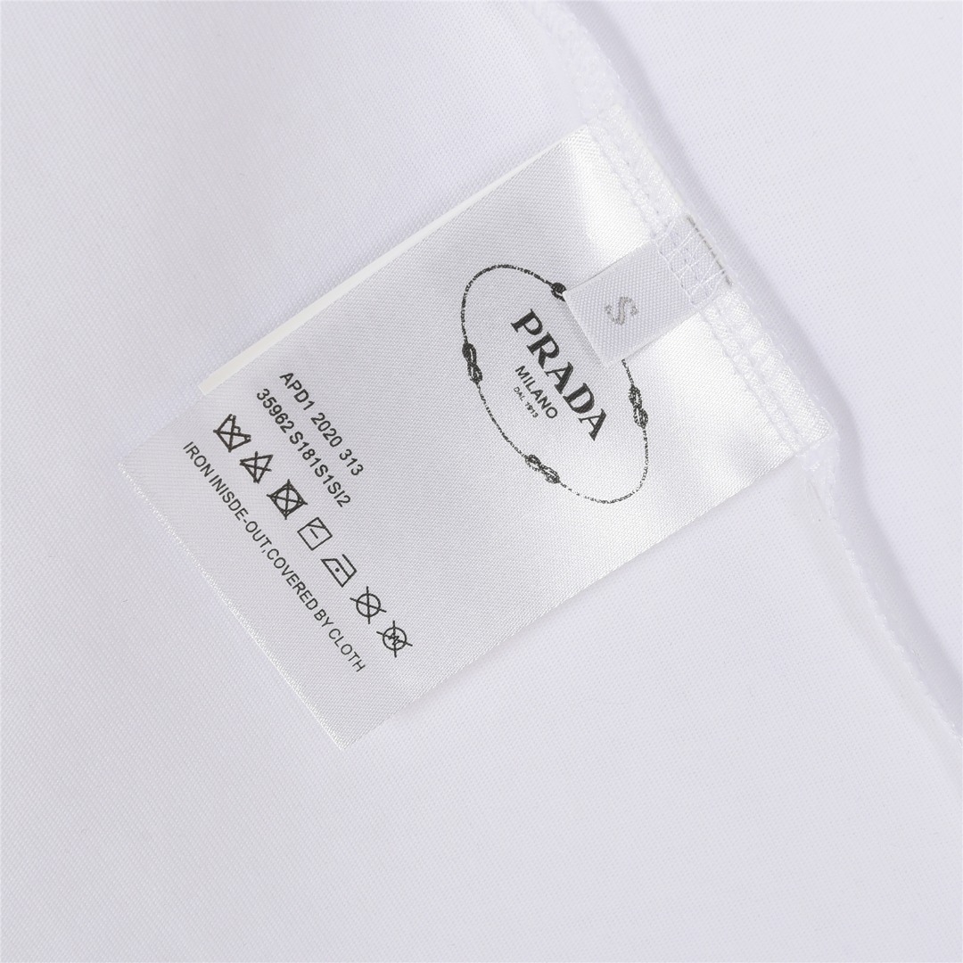 Prada/普拉达 经典尼龙口袋拉链三角标徽章短袖T恤-Chinese UA Cheap High Quatity Brand Clothes Bags handbags Sneakers wholesale wholesaler seller from China Factory suppliers Fashion Clothing Shoes best Quality Beautiful Price Prada/普拉达 经典尼龙口袋拉链三角标徽章短袖T恤