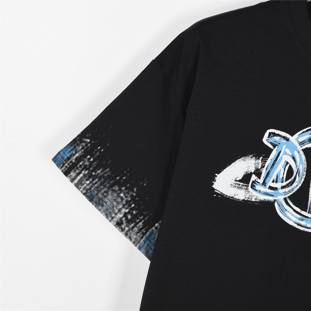 Dior/迪奥 25ss 灵感经典涂鸦字母印花短袖T恤白色 黑色-Chinese UA Cheap High Quatity Brand Clothes Bags handbags Sneakers wholesale wholesaler seller from China Factory suppliers Fashion Clothing Shoes best Quality Beautiful Price Dior/迪奥 25ss 灵感经典涂鸦字母印花短袖T恤白色 黑色