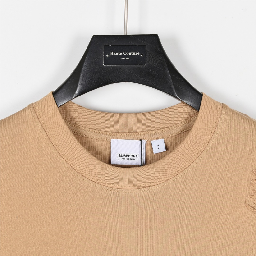 Burberry/巴宝莉 25ss 肩膀战马贴布刺绣短袖T恤 黑色 白色 卡其-莆田鞋,莆田鞋货源,高仿鞋,高仿鞋货源,安福档口,莆田高仿鞋,莆田鞋批发,高仿鞋批发,莆田高仿运动鞋,高仿运动鞋,莆田运动鞋 Burberry/巴宝莉 25ss 肩膀战马贴布刺绣短袖T恤 黑色 白色 卡其
