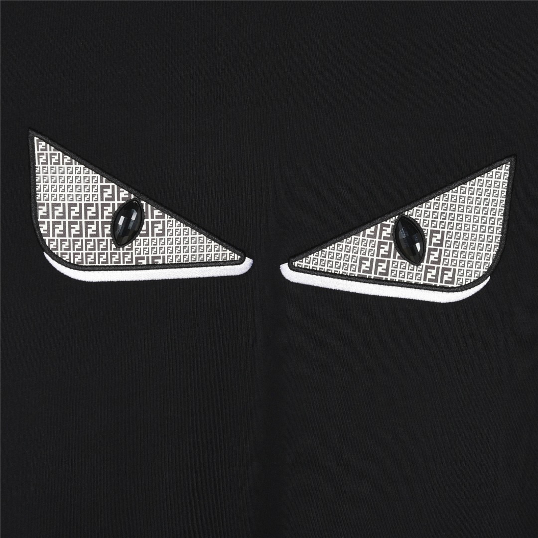 Fendi/芬迪 25ss 小怪兽眼睛老花贴布刺绣短袖T恤 黑色 白色-Chinese UA Cheap High Quatity Brand Clothes Bags handbags Sneakers wholesale wholesaler seller from China Factory suppliers Fashion Clothing Shoes best Quality Beautiful Price Fendi/芬迪 25ss 小怪兽眼睛老花贴布刺绣短袖T恤 黑色 白色