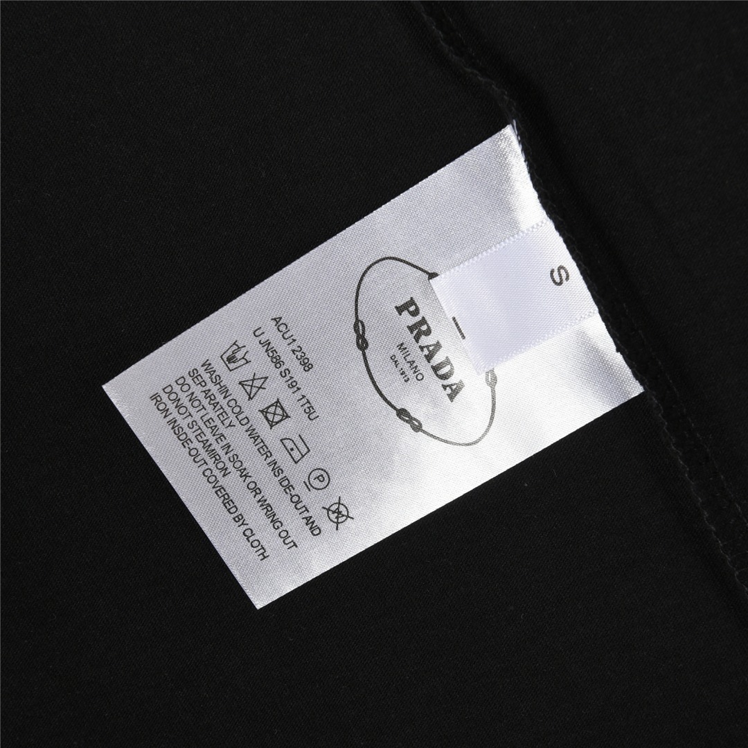 PRADA/普拉达 领口手缝金属三角标短袖T恤