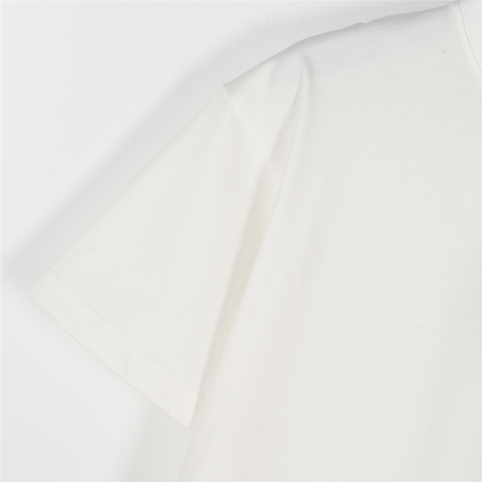 Louis Vuitton/路易威登 25ss 后背字母logo发泡印花短袖T恤 Louis Vuitton/路易威登 25ss 后背字母logo发泡印花短袖T恤