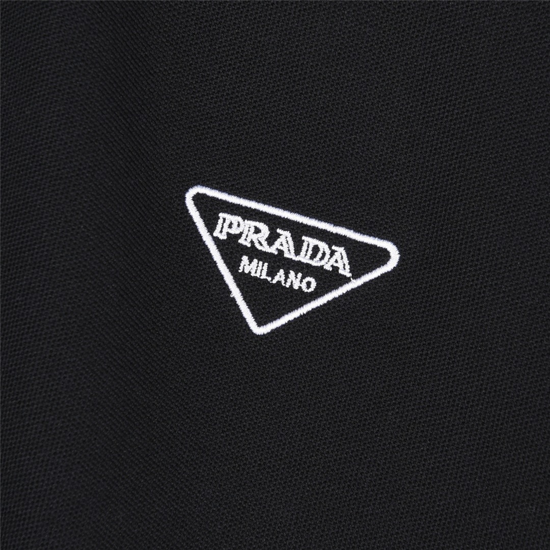 Prada /普拉达 25ss 门襟螺纹字母三角标刺绣短袖Polo衫