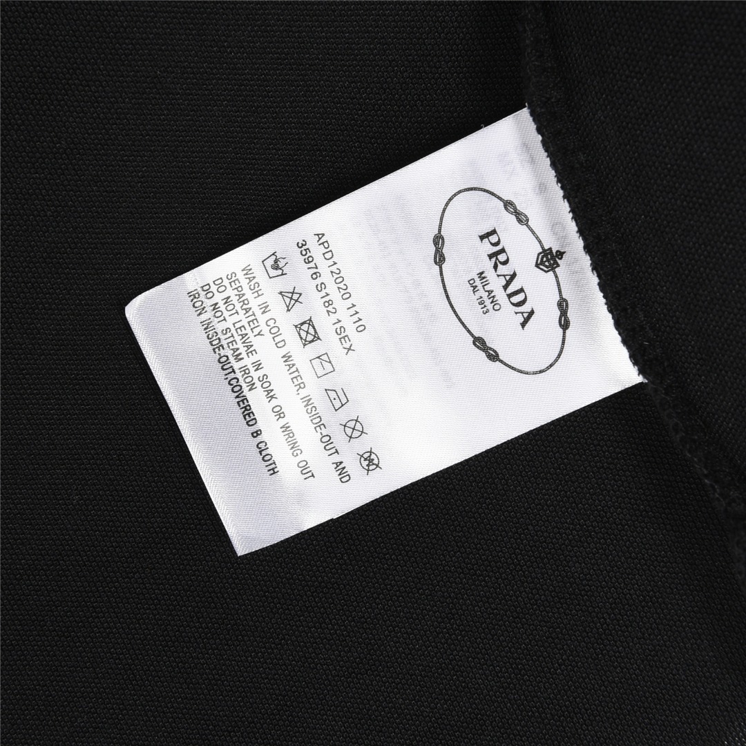 Prada /普拉达 25ss 门襟螺纹字母三角标刺绣短袖Polo衫