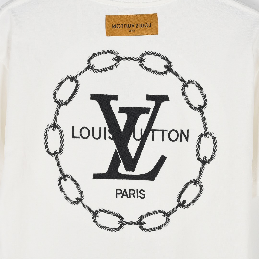 Louis Vuitton/路易威登 25ss 后背链条圆圈刺绣短袖T恤-Chinese UA Cheap High Quatity Brand Clothes Bags handbags Sneakers wholesale wholesaler seller from China Factory suppliers Fashion Clothing Shoes best Quality Beautiful Price Louis Vuitton/路易威登 25ss 后背链条圆圈刺绣短袖T恤