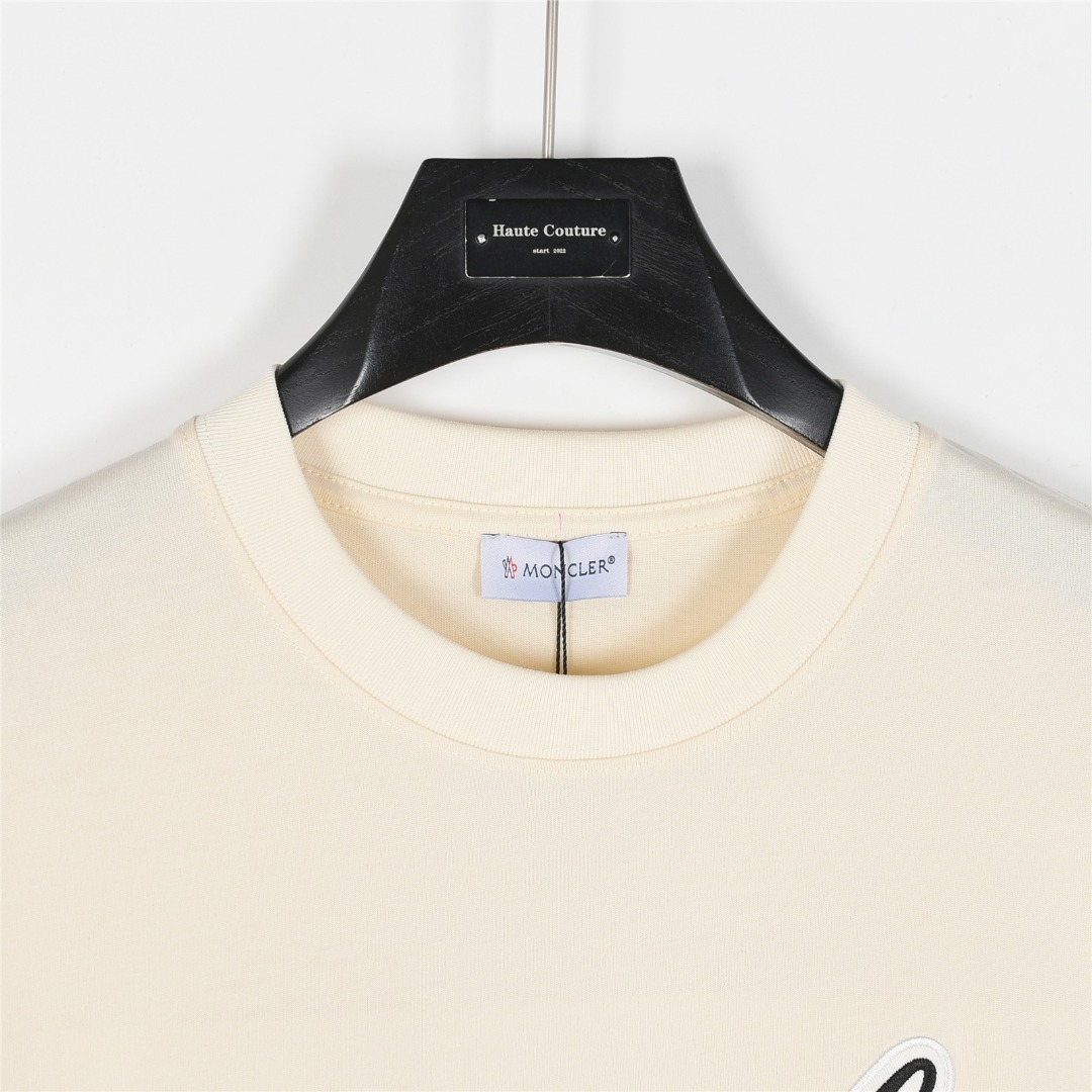 Moncler/蒙口 25ss 字母logo徽标刺绣短袖T恤 杏色 黑色-莆田鞋,莆田鞋货源,高仿鞋,高仿鞋货源,安福档口,莆田高仿鞋,莆田鞋批发,高仿鞋批发,莆田高仿运动鞋,高仿运动鞋,莆田运动鞋 Moncler/蒙口 25ss 字母logo徽标刺绣短袖T恤 杏色 黑色