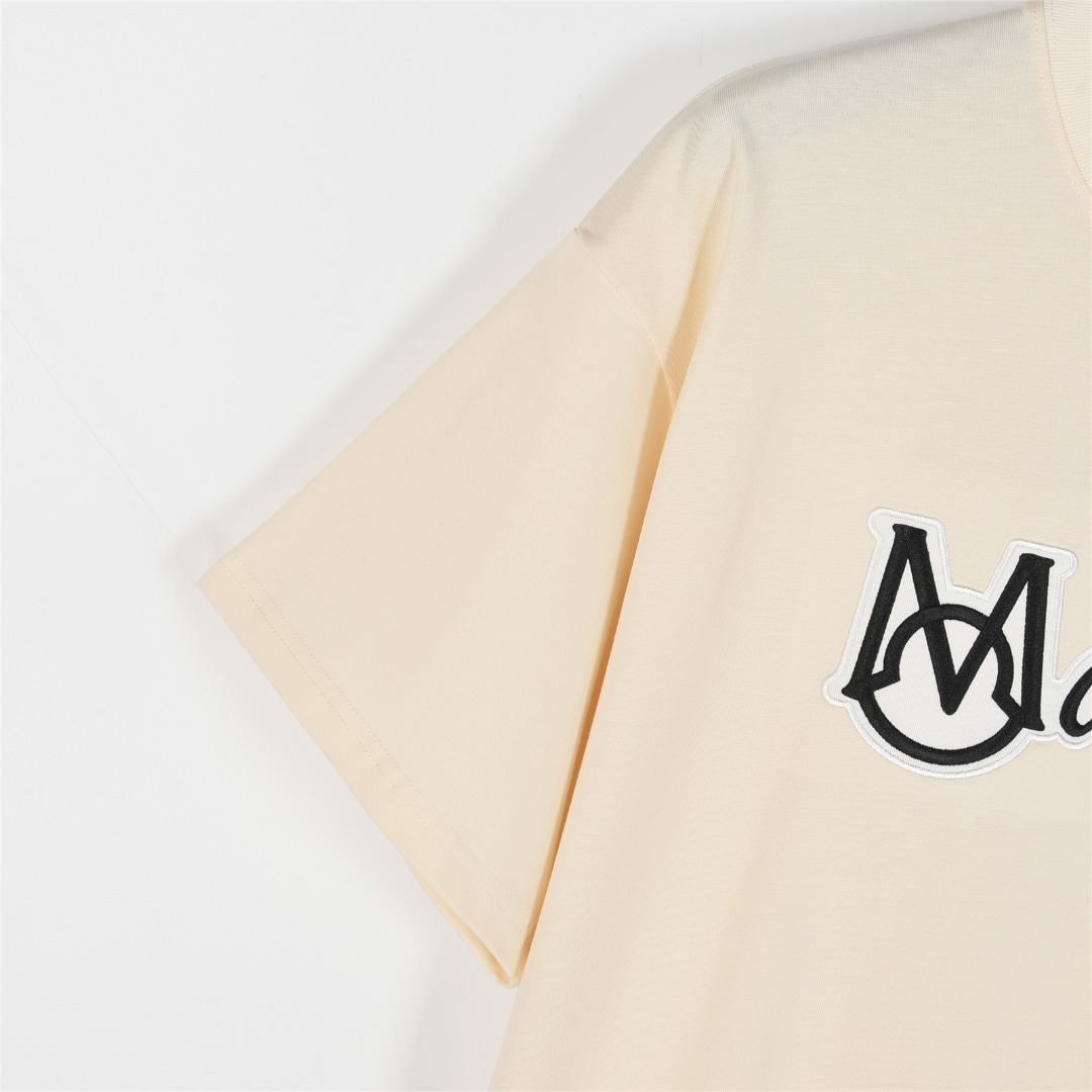 Moncler/蒙口 25ss 字母logo徽标刺绣短袖T恤 杏色 黑色-莆田鞋,莆田鞋货源,高仿鞋,高仿鞋货源,安福档口,莆田高仿鞋,莆田鞋批发,高仿鞋批发,莆田高仿运动鞋,高仿运动鞋,莆田运动鞋 Moncler/蒙口 25ss 字母logo徽标刺绣短袖T恤 杏色 黑色