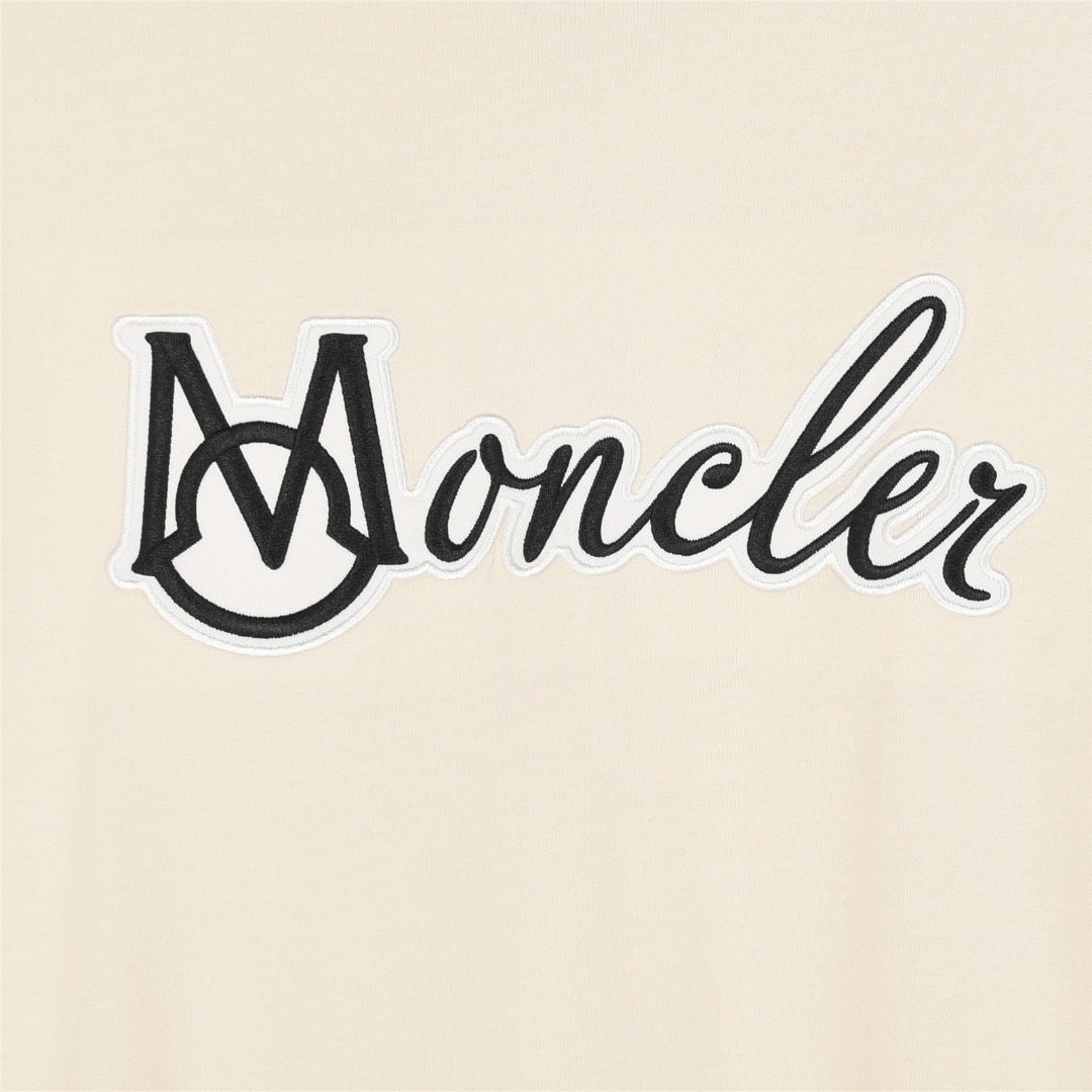 Moncler/蒙口 25ss 字母logo徽标刺绣短袖T恤 杏色 黑色-莆田鞋,莆田鞋货源,高仿鞋,高仿鞋货源,安福档口,莆田高仿鞋,莆田鞋批发,高仿鞋批发,莆田高仿运动鞋,高仿运动鞋,莆田运动鞋 Moncler/蒙口 25ss 字母logo徽标刺绣短袖T恤 杏色 黑色