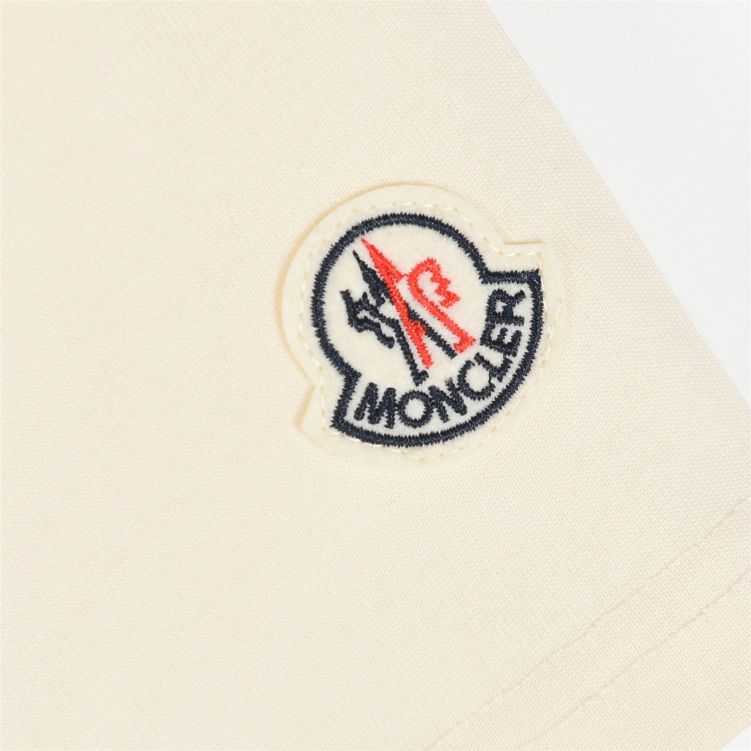 Moncler/蒙口 25ss 字母logo徽标刺绣短袖T恤 杏色 黑色-莆田鞋,莆田鞋货源,高仿鞋,高仿鞋货源,安福档口,莆田高仿鞋,莆田鞋批发,高仿鞋批发,莆田高仿运动鞋,高仿运动鞋,莆田运动鞋 Moncler/蒙口 25ss 字母logo徽标刺绣短袖T恤 杏色 黑色