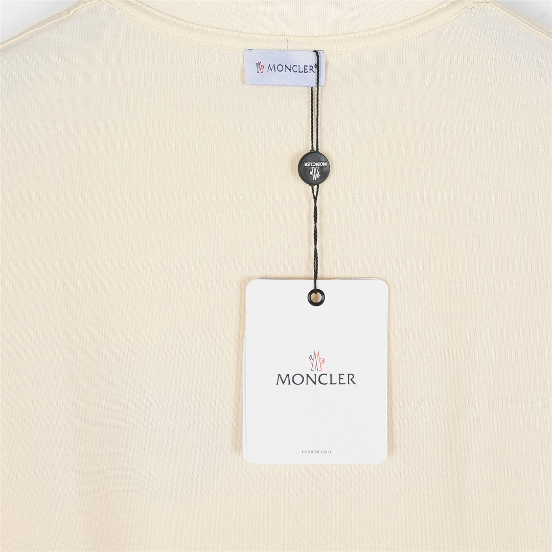 Moncler/蒙口 25ss 字母logo徽标刺绣短袖T恤 杏色 黑色-莆田鞋,莆田鞋货源,高仿鞋,高仿鞋货源,安福档口,莆田高仿鞋,莆田鞋批发,高仿鞋批发,莆田高仿运动鞋,高仿运动鞋,莆田运动鞋 Moncler/蒙口 25ss 字母logo徽标刺绣短袖T恤 杏色 黑色