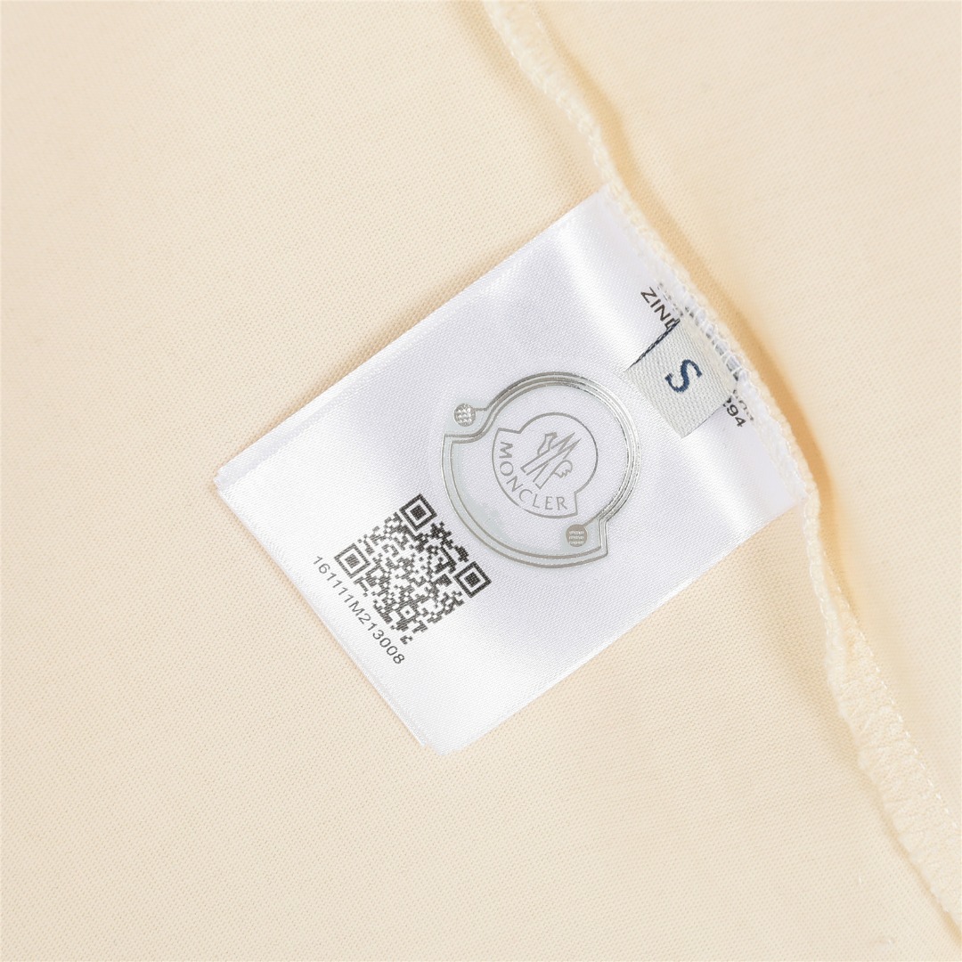 Moncler/蒙口 25ss 字母logo徽标刺绣短袖T恤 杏色 黑色-莆田鞋,莆田鞋货源,高仿鞋,高仿鞋货源,安福档口,莆田高仿鞋,莆田鞋批发,高仿鞋批发,莆田高仿运动鞋,高仿运动鞋,莆田运动鞋 Moncler/蒙口 25ss 字母logo徽标刺绣短袖T恤 杏色 黑色