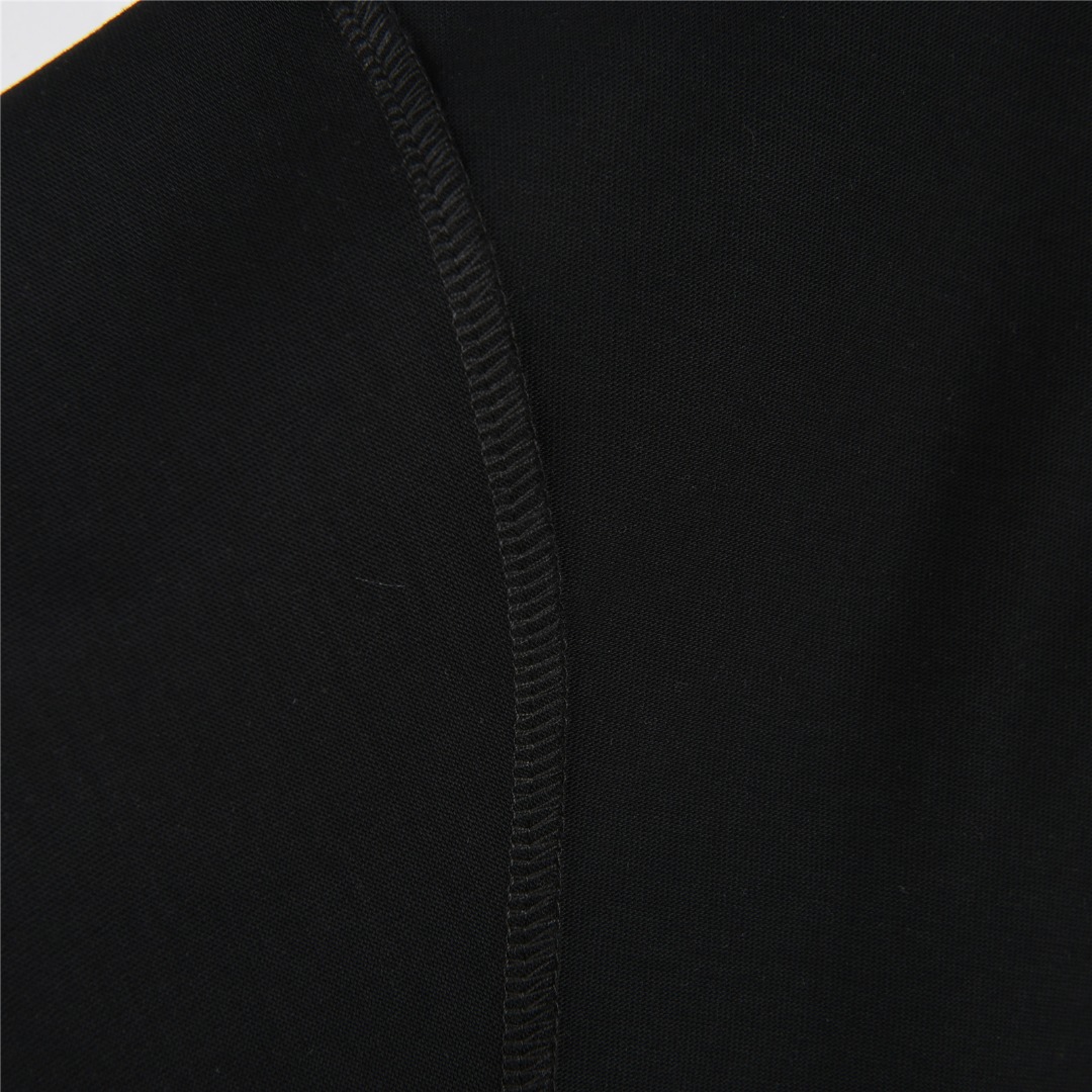 Burberry/巴宝莉 25ss 草写字母植绒Logo短袖T恤 黑色 白色