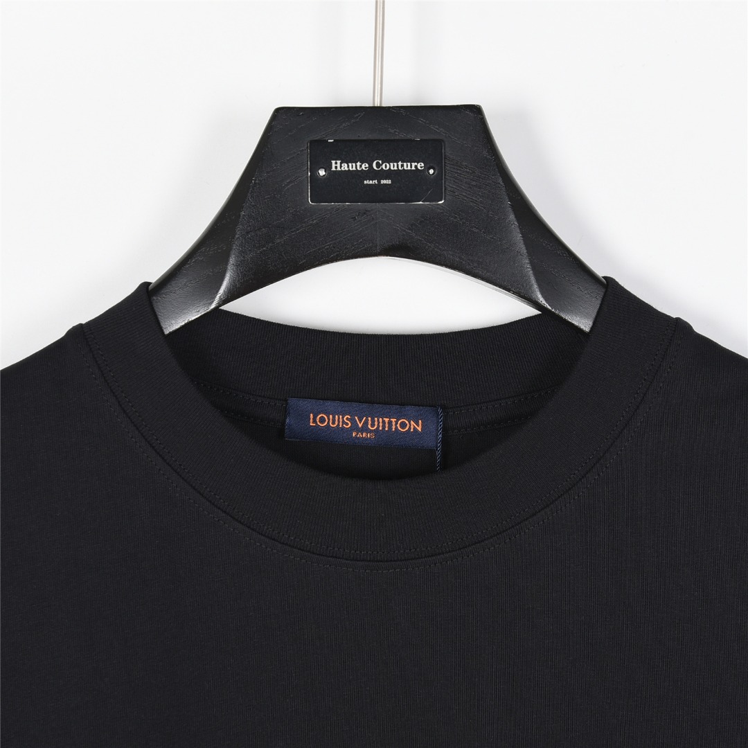 Louis Vuitton/路易威登 25ss 胶带logo立体压胶短袖T恤 白色 黑色-Chinese UA Cheap High Quatity Brand Clothes Bags handbags Sneakers wholesale wholesaler seller from China Factory suppliers Fashion Clothing Shoes best Quality Beautiful Price Louis Vuitton/路易威登 25ss 胶带logo立体压胶短袖T恤 白色 黑色