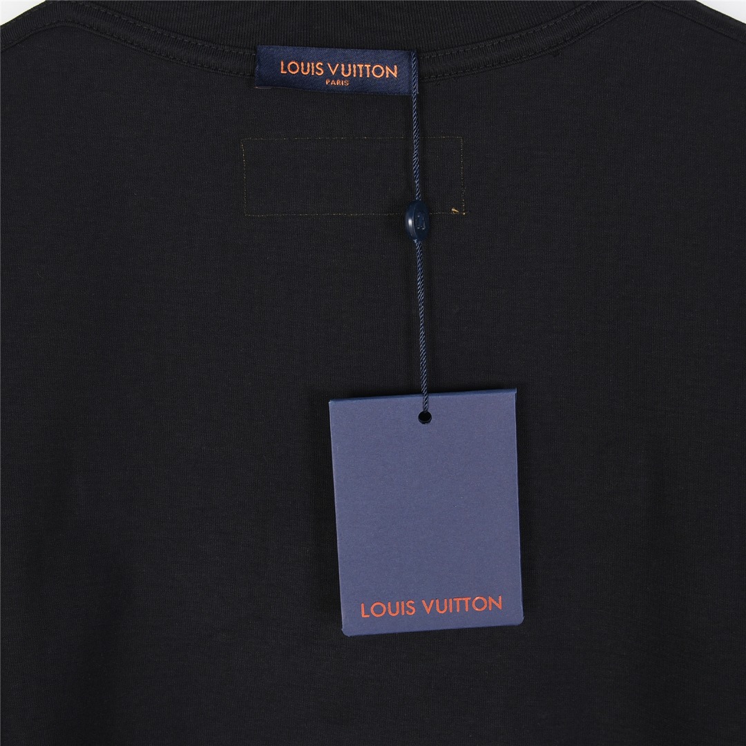 Louis Vuitton/路易威登 25ss 胶带logo立体压胶短袖T恤 白色 黑色-Chinese UA Cheap High Quatity Brand Clothes Bags handbags Sneakers wholesale wholesaler seller from China Factory suppliers Fashion Clothing Shoes best Quality Beautiful Price Louis Vuitton/路易威登 25ss 胶带logo立体压胶短袖T恤 白色 黑色