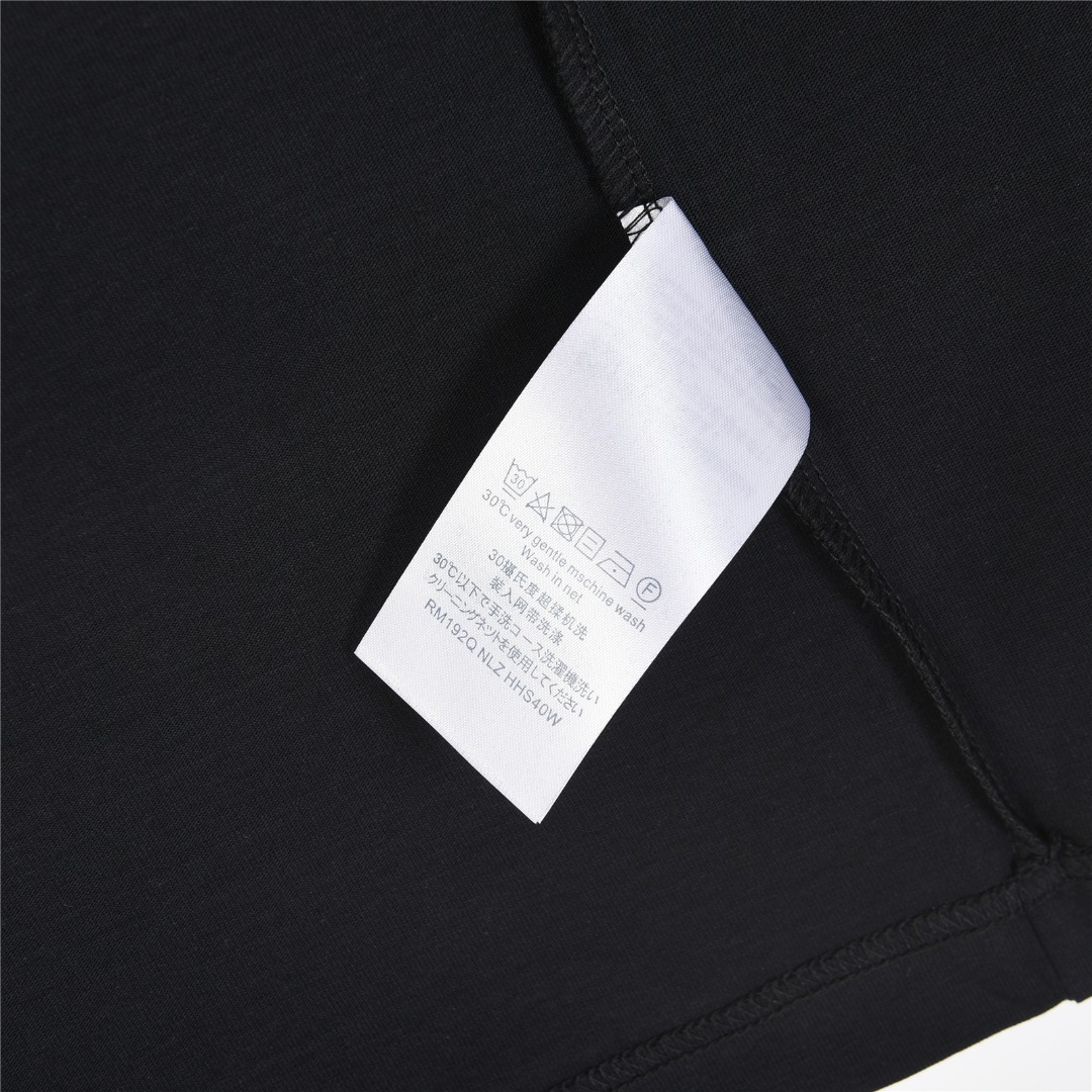 Louis Vuitton/路易威登 25ss 胶带logo立体压胶短袖T恤 白色 黑色-Chinese UA Cheap High Quatity Brand Clothes Bags handbags Sneakers wholesale wholesaler seller from China Factory suppliers Fashion Clothing Shoes best Quality Beautiful Price Louis Vuitton/路易威登 25ss 胶带logo立体压胶短袖T恤 白色 黑色